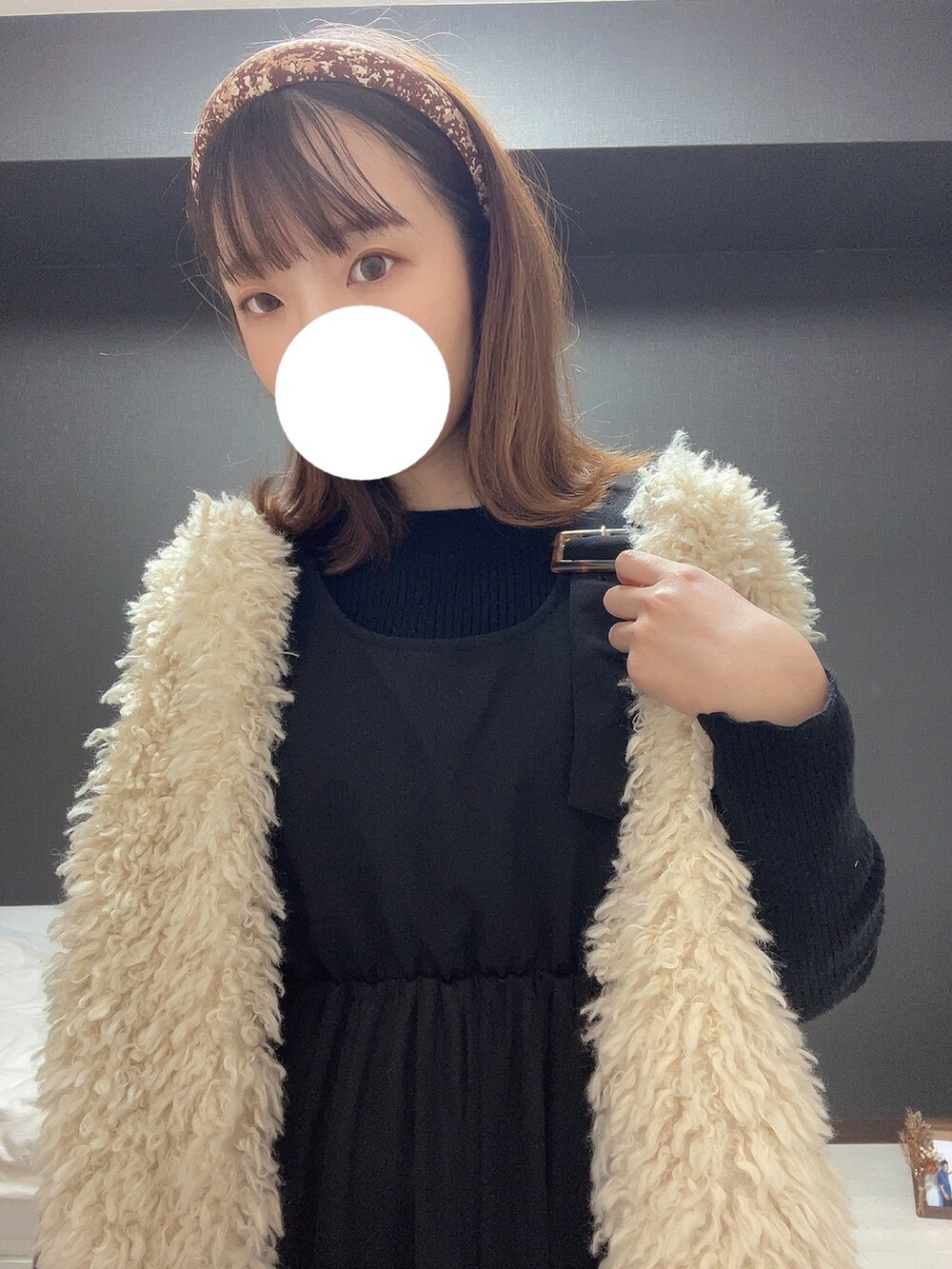 ブラック系のワンピース/ドレス、ホワイト系のベスト、ブラウン系のカチューシャを着用したレディースの秋コーディネートの2枚目の写真