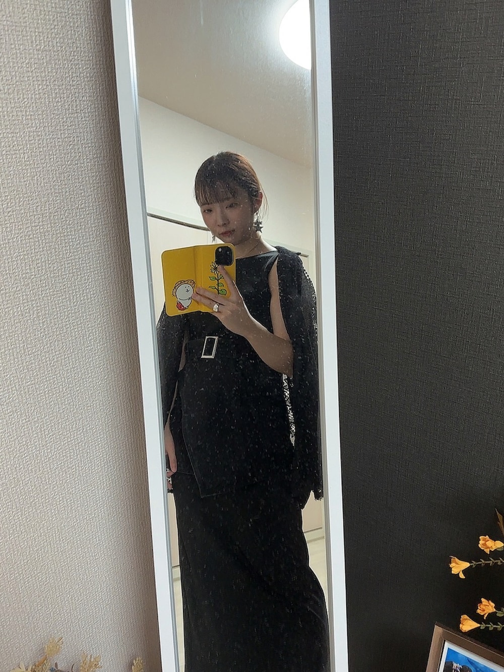 ブラック系のその他トップス、ベージュ系のワンピース、ブラック系のテーラードジャケットを着用したレディースの秋コーディネートの2枚目の写真