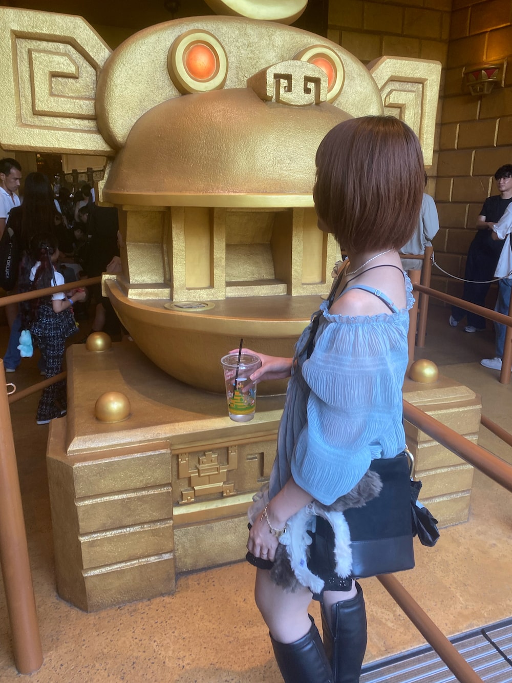 ブルー系のシャツ/ブラウス、ホワイト系のキャミソール、ブラック系のスカートを着用したレディースの秋コーディネートの2枚目の写真