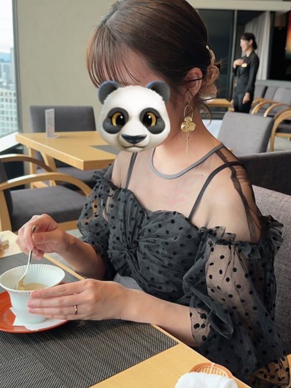 オレンジ系のトートバッグ、グレー系のパンツドレスを着用したレディースの夏コーディネートの2枚目の写真