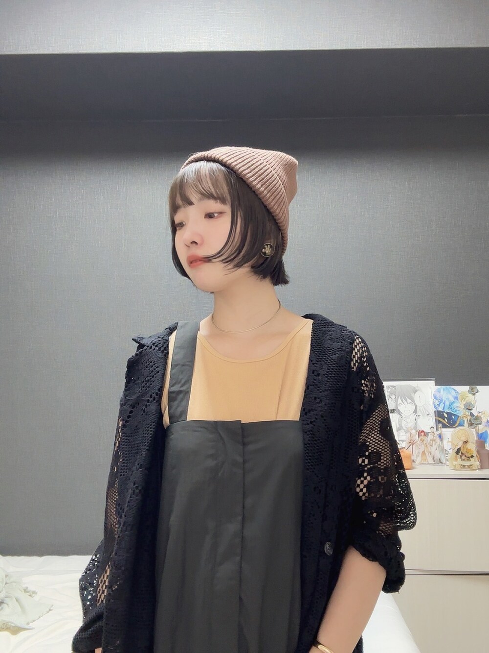 ベージュ系のワンピース/ドレス、ブラック系のテーラードジャケット、グレー系のジャンパースカートを着用したレディースの秋コーディネートの2枚目の写真