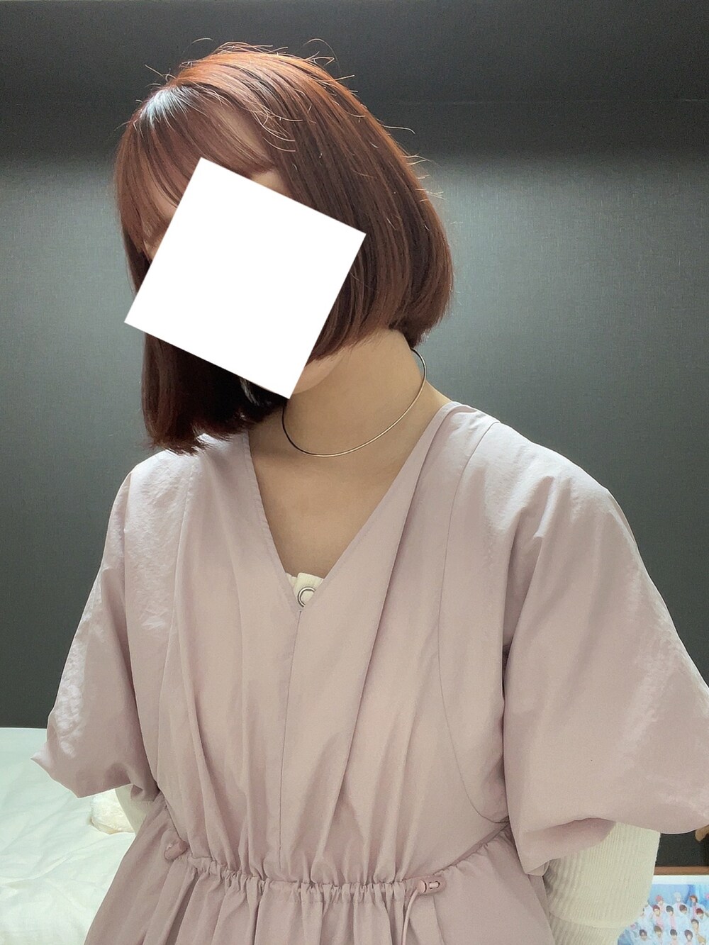 ピンク系のワンピース、ブラック系のニット/セーター、ゴールド系のネックレスを着用したレディースの春コーディネートの2枚目の写真