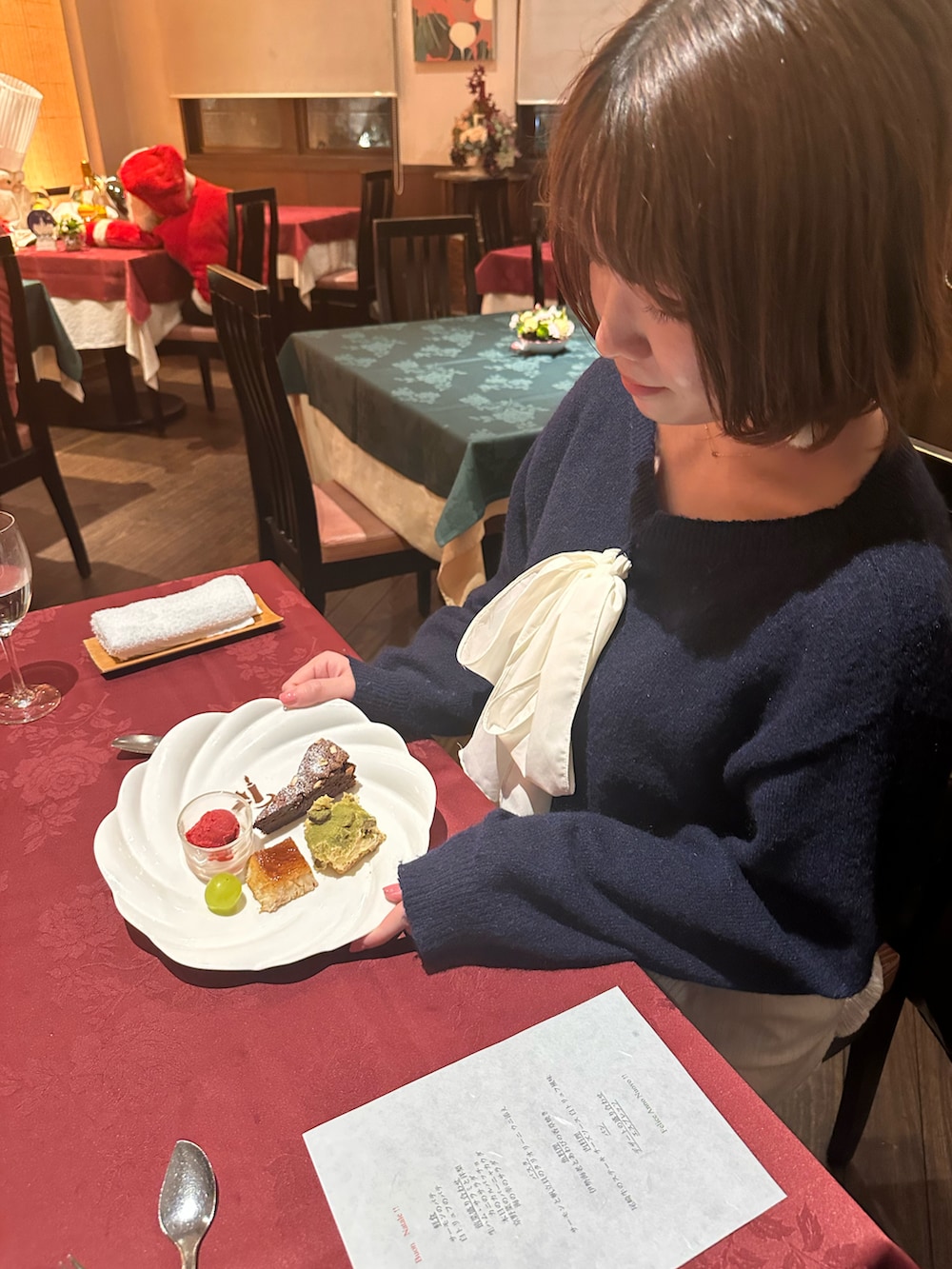 ブルー系のニット/セーター、ホワイト系のスカートを着用したレディースの冬コーディネートの2枚目の写真