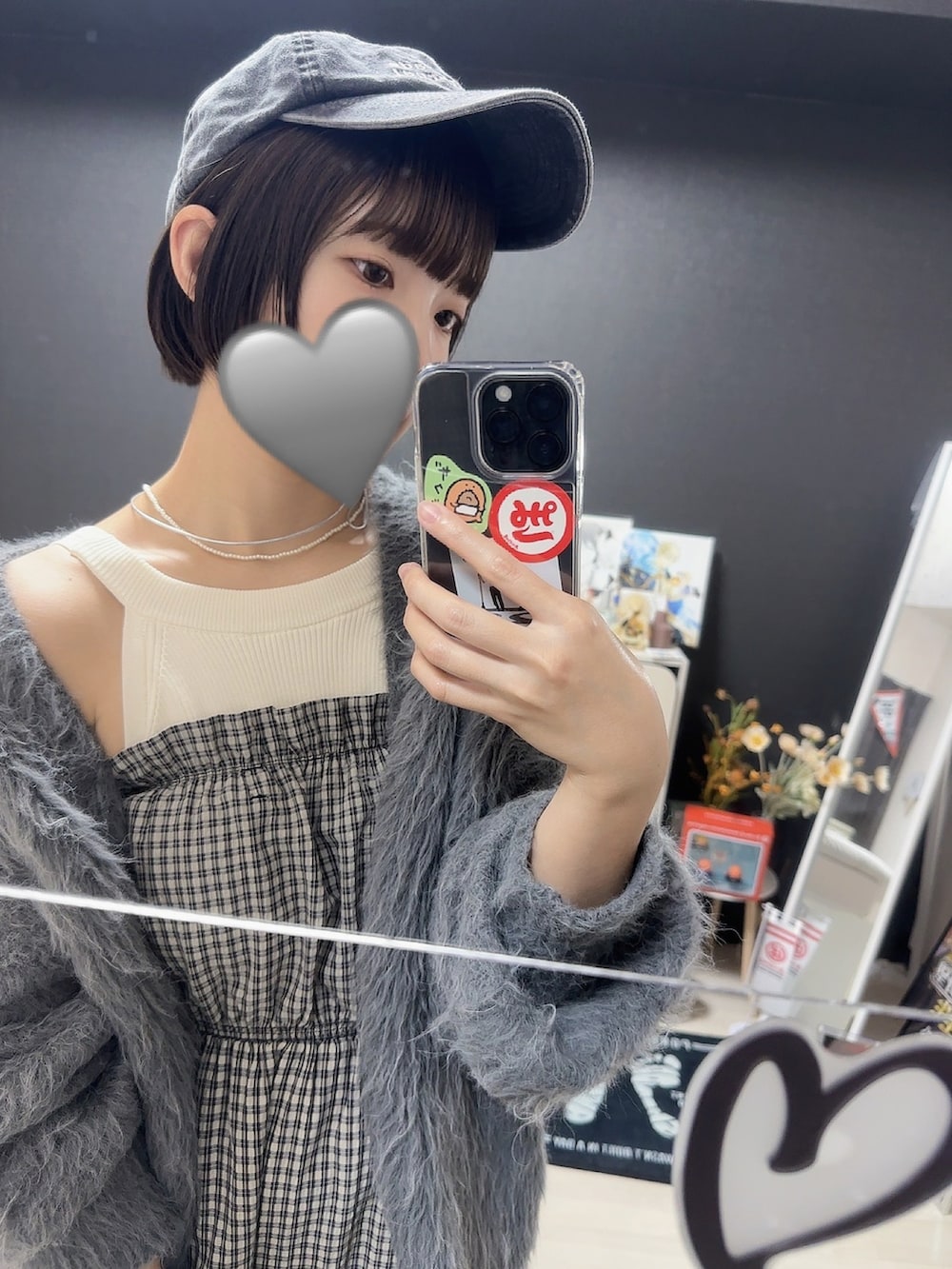 ブラック系のワンピース、ホワイト系のスニーカー、グレー系のカーディガン/ボレロを着用したレディースの秋コーディネートの2枚目の写真