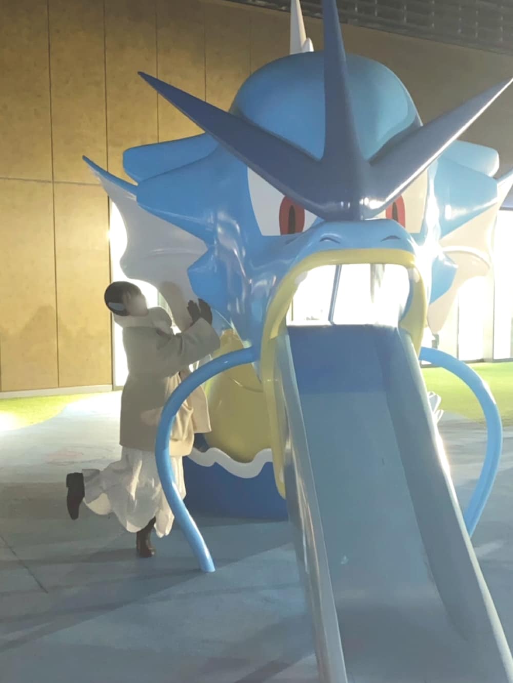 ホワイト系のスカート、ブルー系のニット/セーターを着用したレディースの冬コーディネートの2枚目の写真