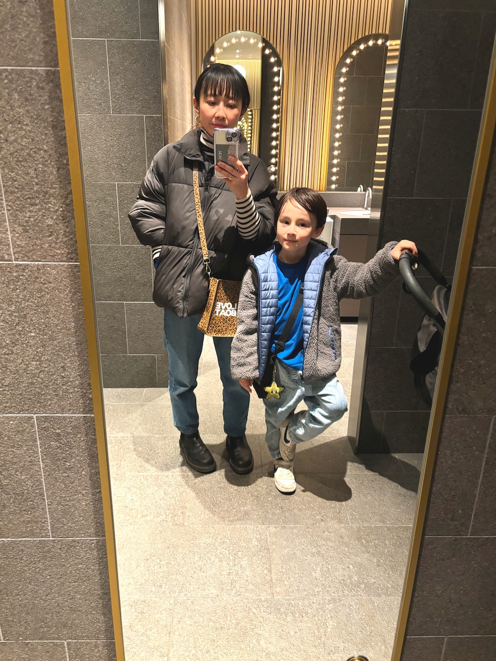 「おでかけコーデ、親子コーデ、プチプラコーデ、低身長、カジュアルコーデ、冬コーデ」｜「RAGEBLUEの【AIRTHERMAL/エアサーマル】機能中綿/スタンドネック/ショートブルゾン（ダウンジャケット/コート、ブラック系）」を使った、たみおとたまにこどもさん（レディース・153cm）の冬コーディネートの2枚目の写真