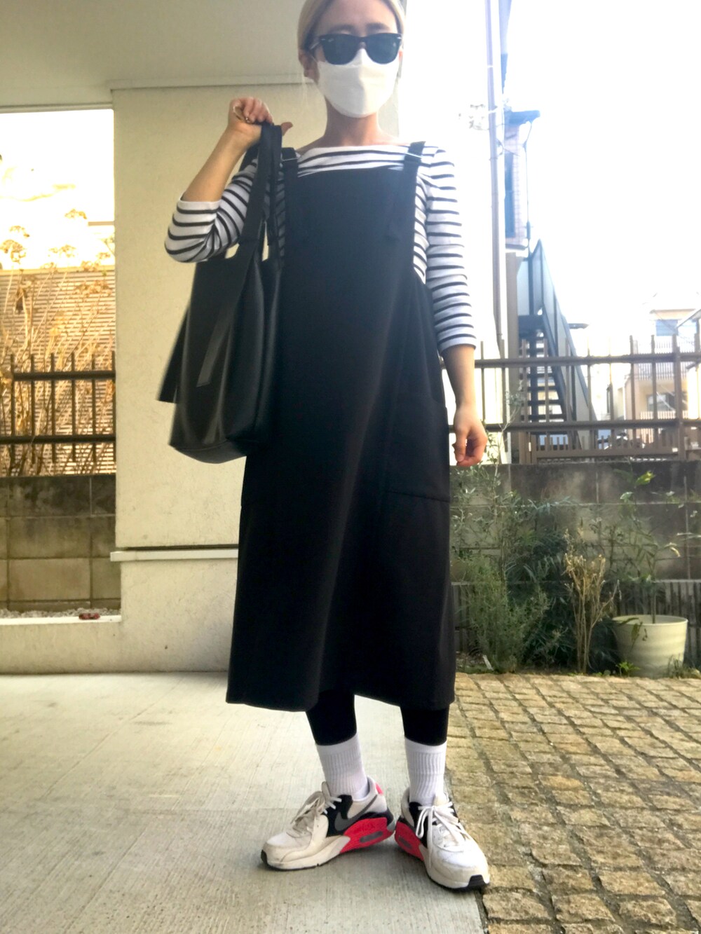 「シンプルコーデ、低身長、大人カジュアル、ママコーデ、UNIQLO、サロペット、ブラック、ママファッション」｜「GAPのモダンストライプボートネックTシャツ（Tシャツ/カットソー、ブラック系）」を使った、たみおとたまにこどもさん（レディース・153cm）の春コーディネートの3枚目の写真