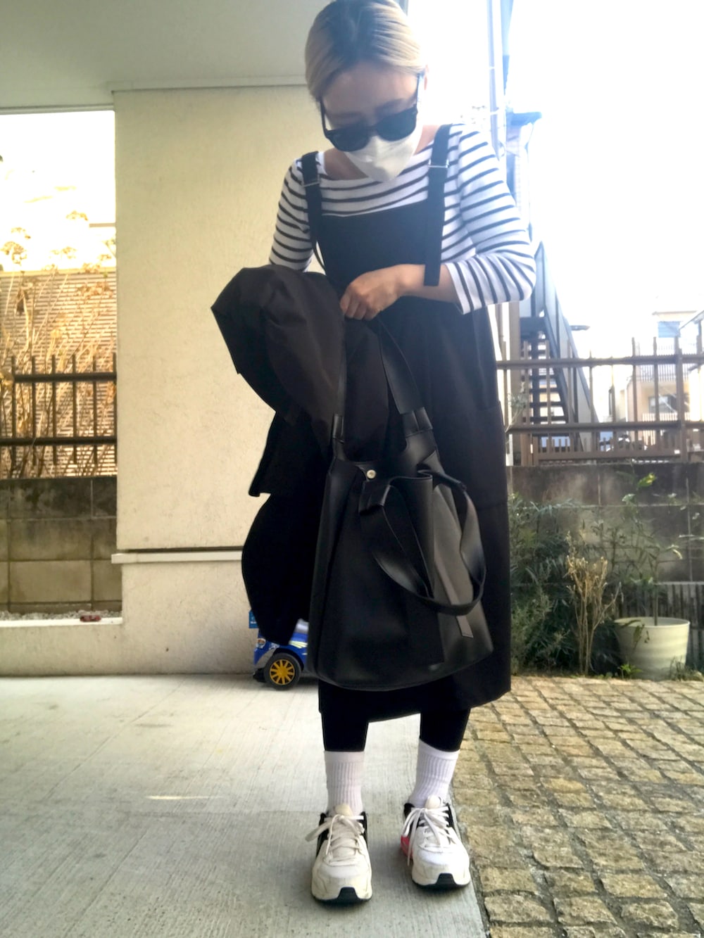 「シンプルコーデ、低身長、大人カジュアル、ママコーデ、UNIQLO、サロペット、ブラック、ママファッション」｜「GAPのモダンストライプボートネックTシャツ（Tシャツ/カットソー、ブラック系）」を使った、たみおとたまにこどもさん（レディース・153cm）の春コーディネートの2枚目の写真