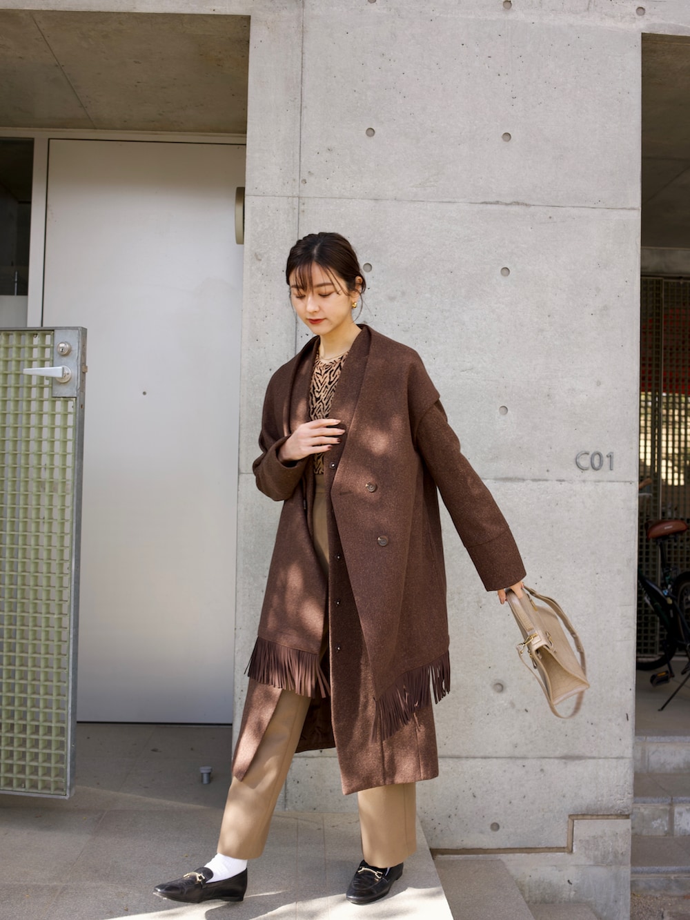 「カジュアル、ブラウン、ブラウンコーデ、レイヤードスタイル、フリンジ、レイヤードコート、ロングスカート、ワントーンコーデ、ローファー、白ソックス、白ソックス×ローファー、ベスト、ジレ、ジレコーデ、お団子ヘアー」｜「CIEL'AIRのアイテム（ジャケット/アウター、ブラウン系）」を使った、erikofjsrさん（レディース・168cm）の冬コーディネートの3枚目の写真