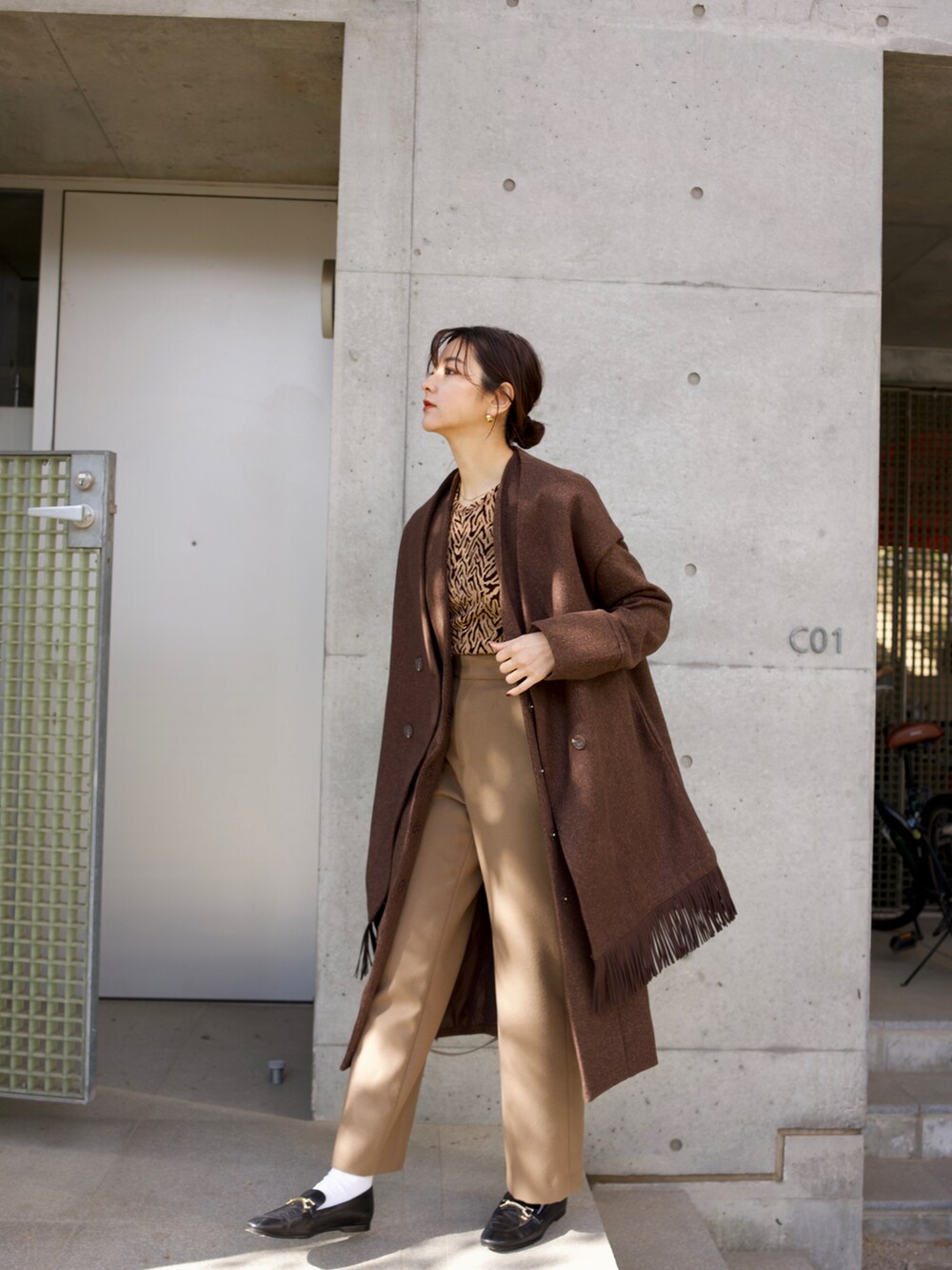 「カジュアル、ブラウン、ブラウンコーデ、レイヤードスタイル、フリンジ、レイヤードコート、ロングスカート、ワントーンコーデ、ローファー、白ソックス、白ソックス×ローファー、ベスト、ジレ、ジレコーデ、お団子ヘアー」｜「CIEL'AIRのアイテム（ジャケット/アウター、ブラウン系）」を使った、erikofjsrさん（レディース・168cm）の冬コーディネートの4枚目の写真