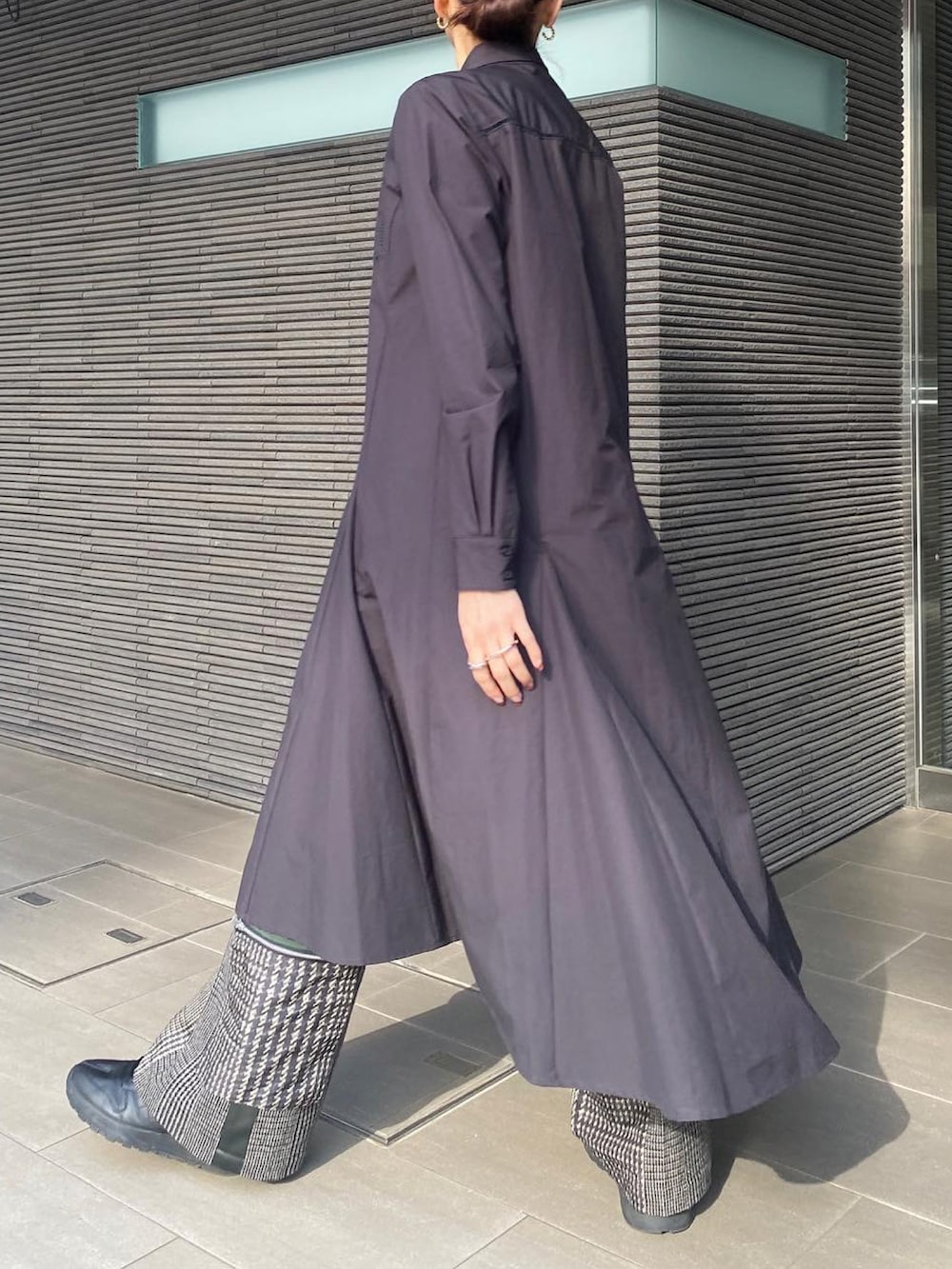 「シャツワンピース、休日スタイル、カジュアル、スニーカー、ブラックコーデ、高身長女子、高身長コーデ、レイヤードスタイル、チェックパンツ、パンツスタイル、スニーカー女子、春コーデ、ワンピース、モノトーン、春こーで」｜「CIEL'AIRのアイテム（シャツワンピース、ブラック系）」を使った、erikofjsrさん（レディース・168cm）の春コーディネートの2枚目の写真