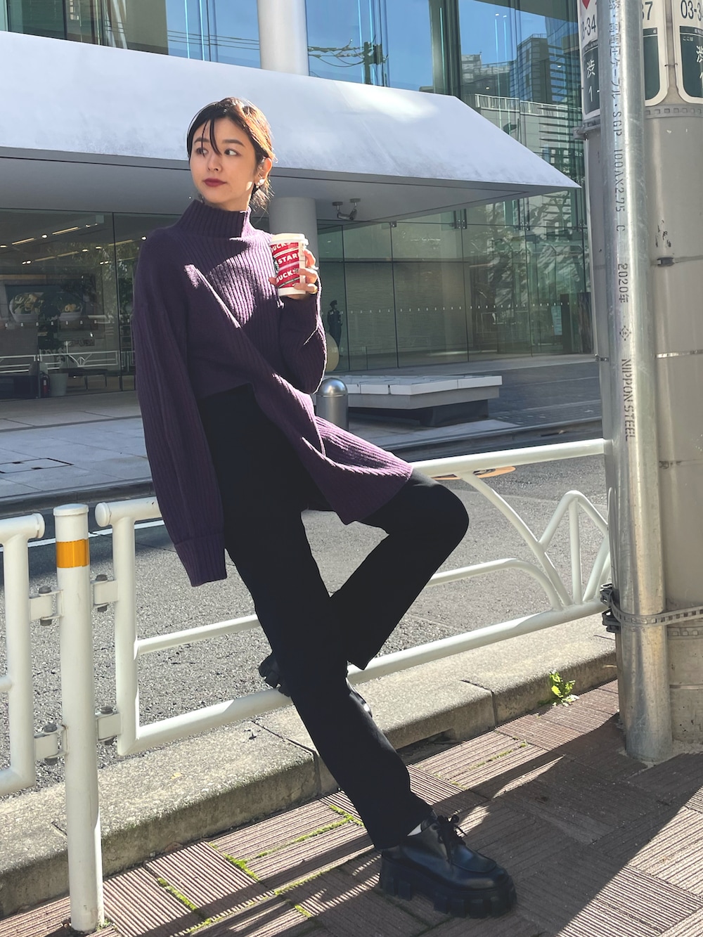 「秋のコーデ、大人女子、ラクチンコーデ、カジュアルコーデ、アシンメトリー、セーター、ハイネック、ハイネックニット、パンツコーデ、ニット、高身長女子、ブラックデニム、デニム、冬、厚底シューズ」｜「CIEL'AIRのアイテム（ニット/セーター、パープル系）」を使った、erikofjsrさん（レディース・168cm）の秋コーディネートの2枚目の写真