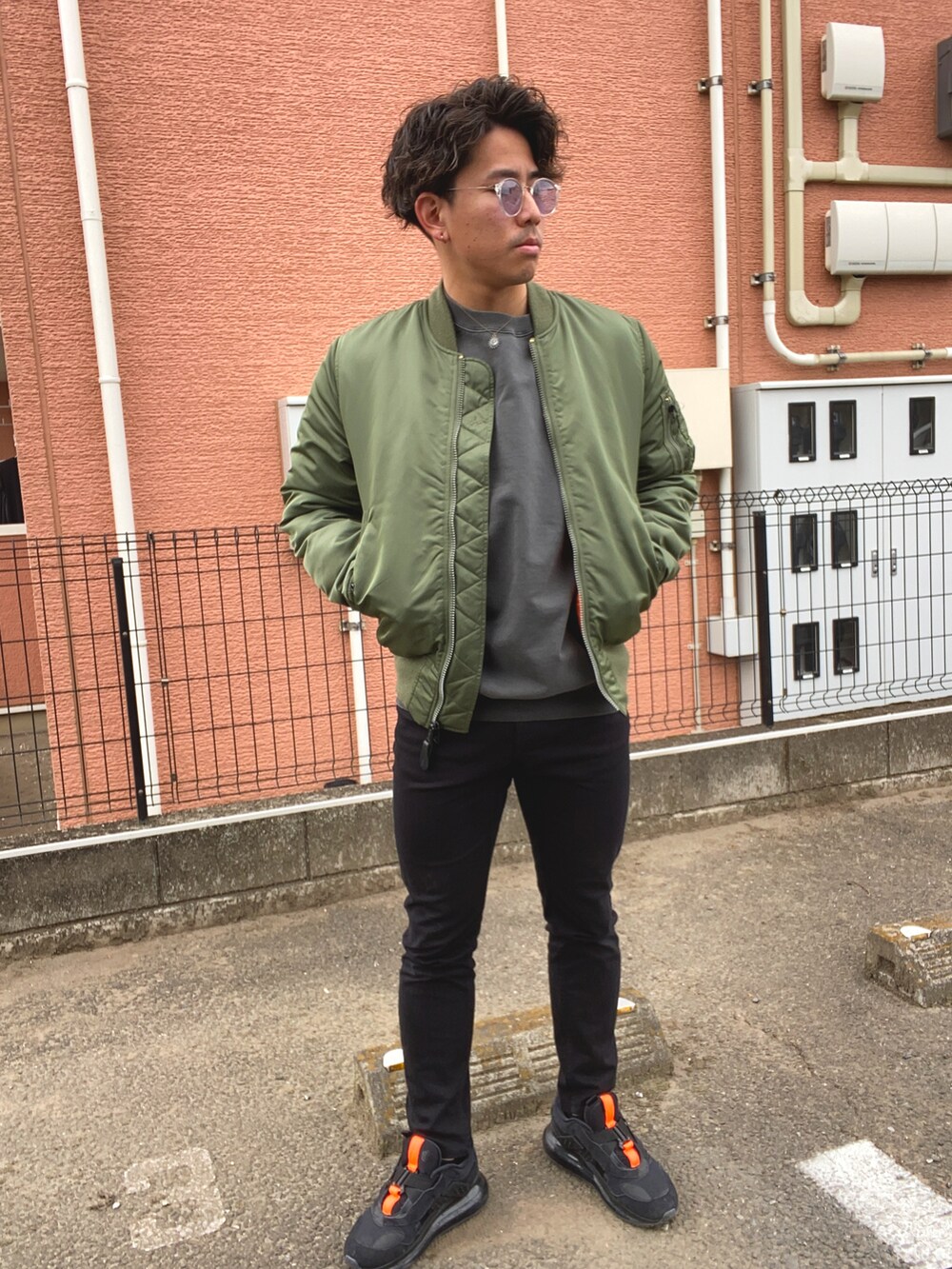 ブラック系のスウェット、ブラック系のその他パンツ、ブラック系のスニーカーを着用したメンズの冬コーディネートの3枚目の写真