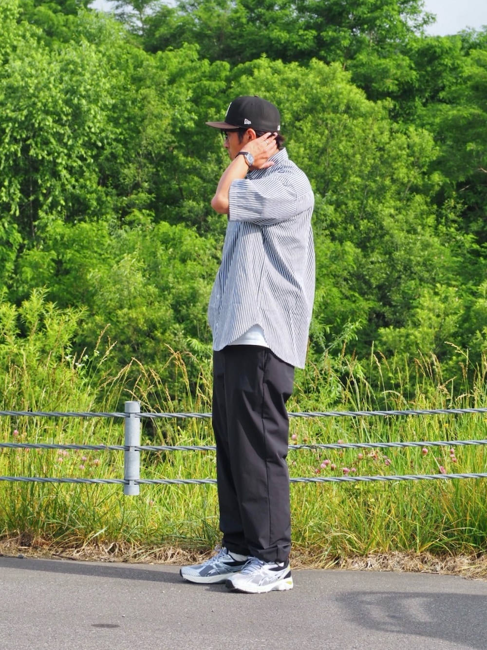 グレー系のシャツ/ブラウス、ブラック系のキャップを着用したメンズの夏コーディネートの2枚目の写真