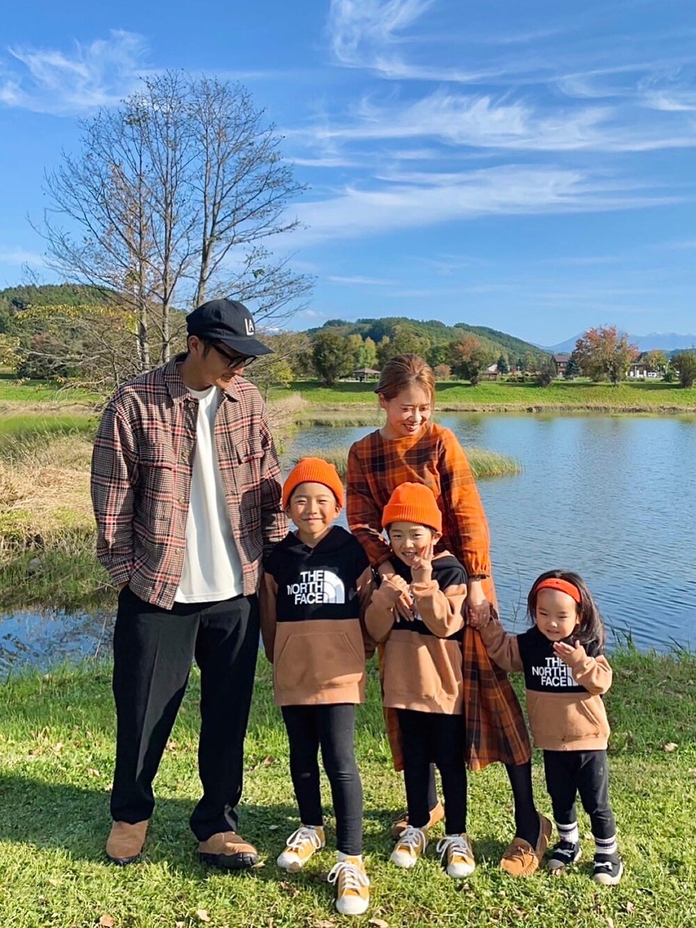 ブラウン系のスウェット、イエロー系のスニーカー、ベージュ系のシャツ/ブラウスを着用したキッズの秋コーディネートの2枚目の写真