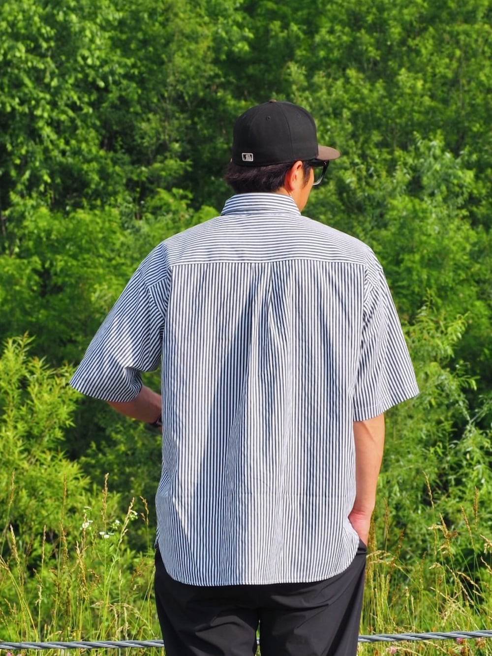 グレー系のシャツ/ブラウス、ブラック系のキャップを着用したメンズの夏コーディネートの3枚目の写真