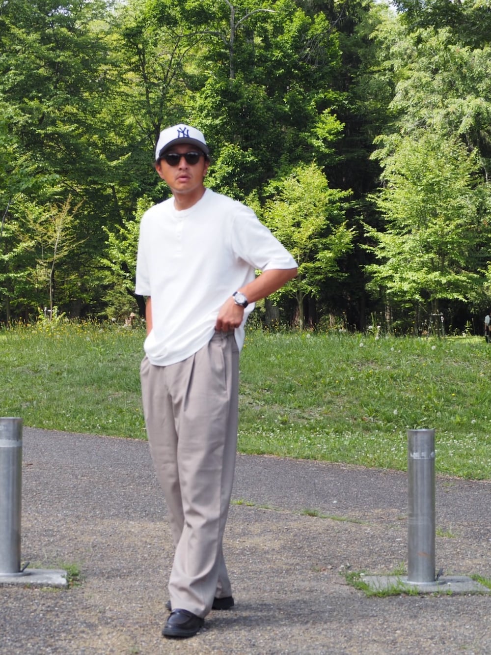 グレー系のその他パンツを着用したメンズの夏コーディネートの3枚目の写真