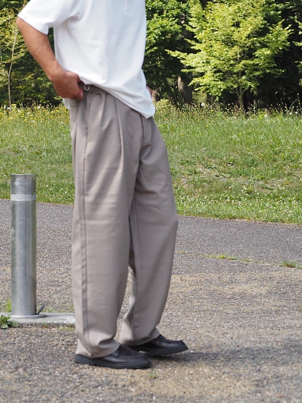 グレー系のその他パンツを着用したメンズの夏コーディネートの2枚目の写真