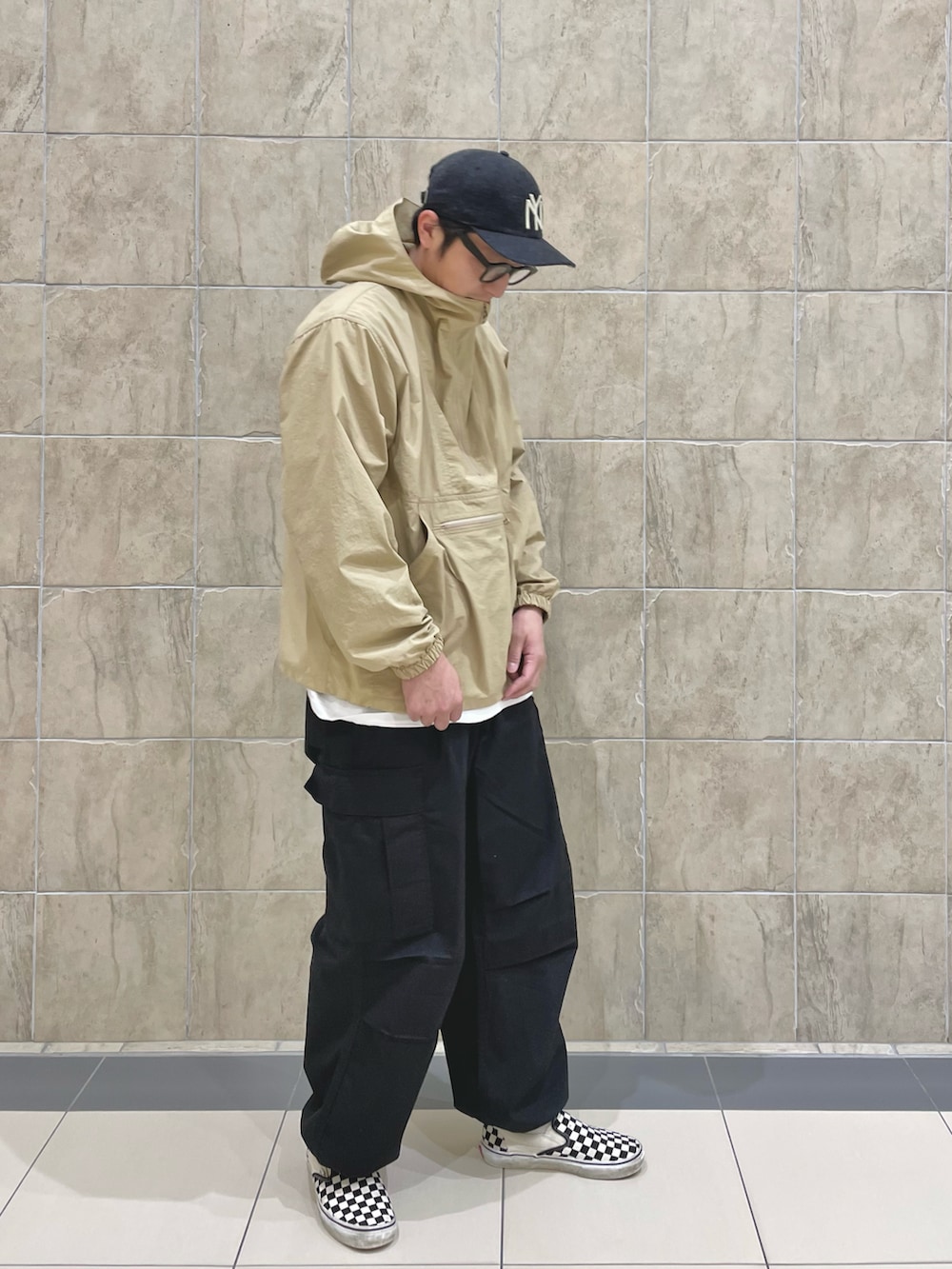 ベージュ系のブルゾン、ブラック系のパンツ、ブラック系のスニーカーを着用したキッズの春コーディネートの2枚目の写真