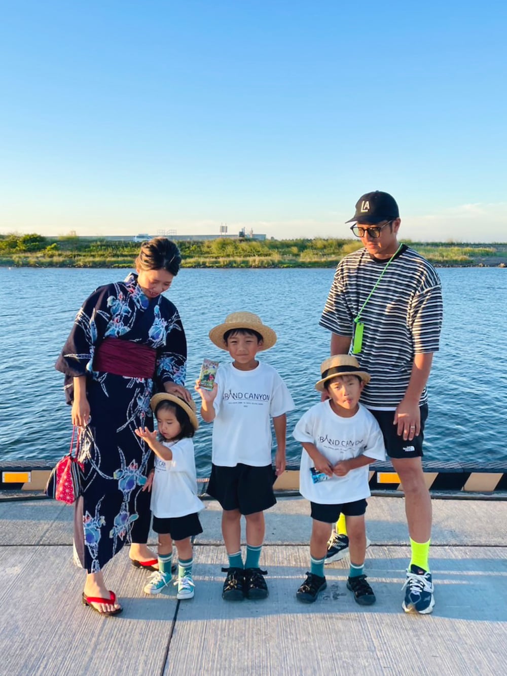 グレー系のTシャツ/カットソー、ブラック系のその他パンツ、ブルー系のスニーカーを着用したキッズの夏コーディネートの2枚目の写真