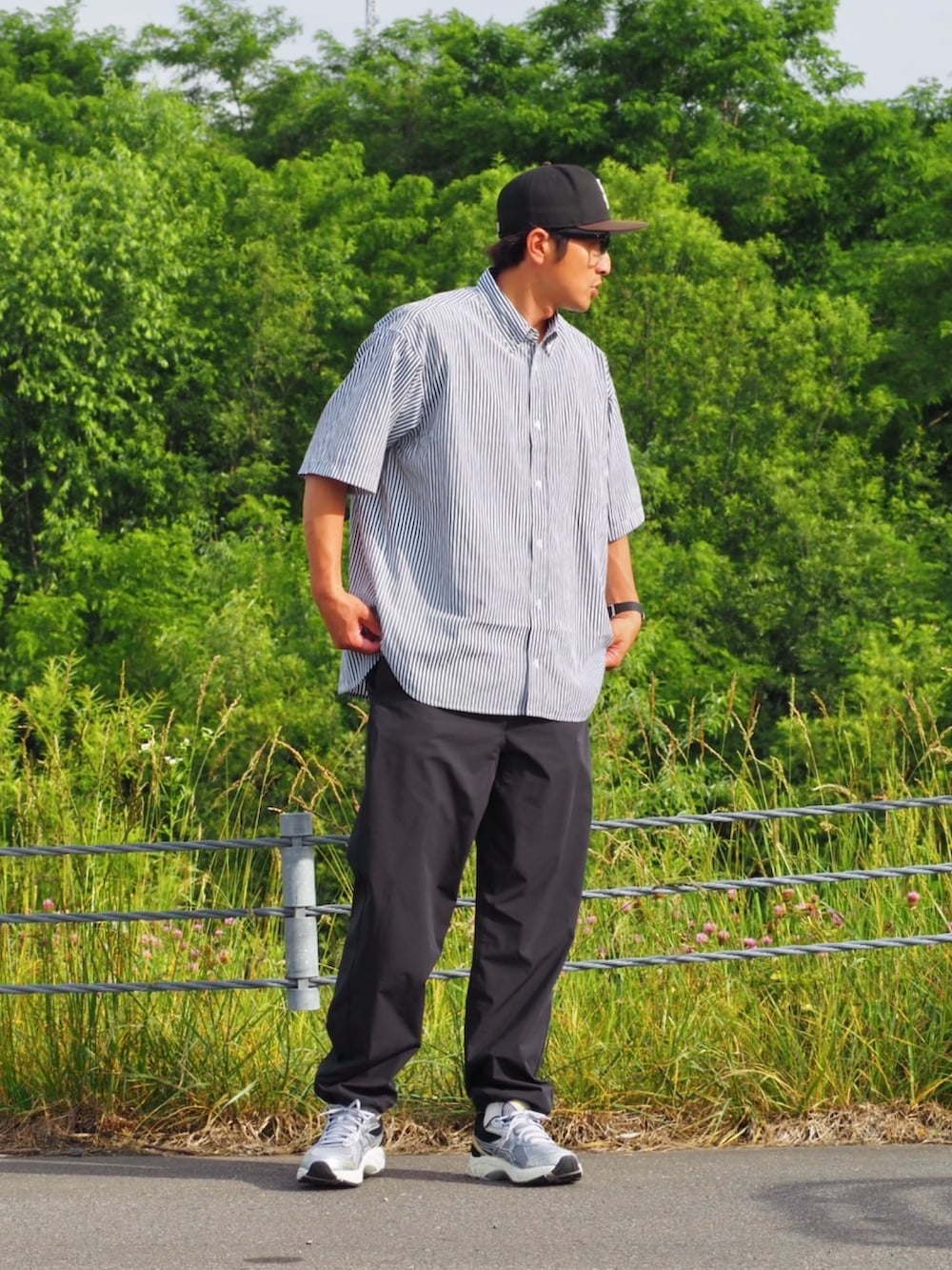 グレー系のシャツ/ブラウス、ブラック系のキャップを着用したメンズの夏コーディネートの4枚目の写真