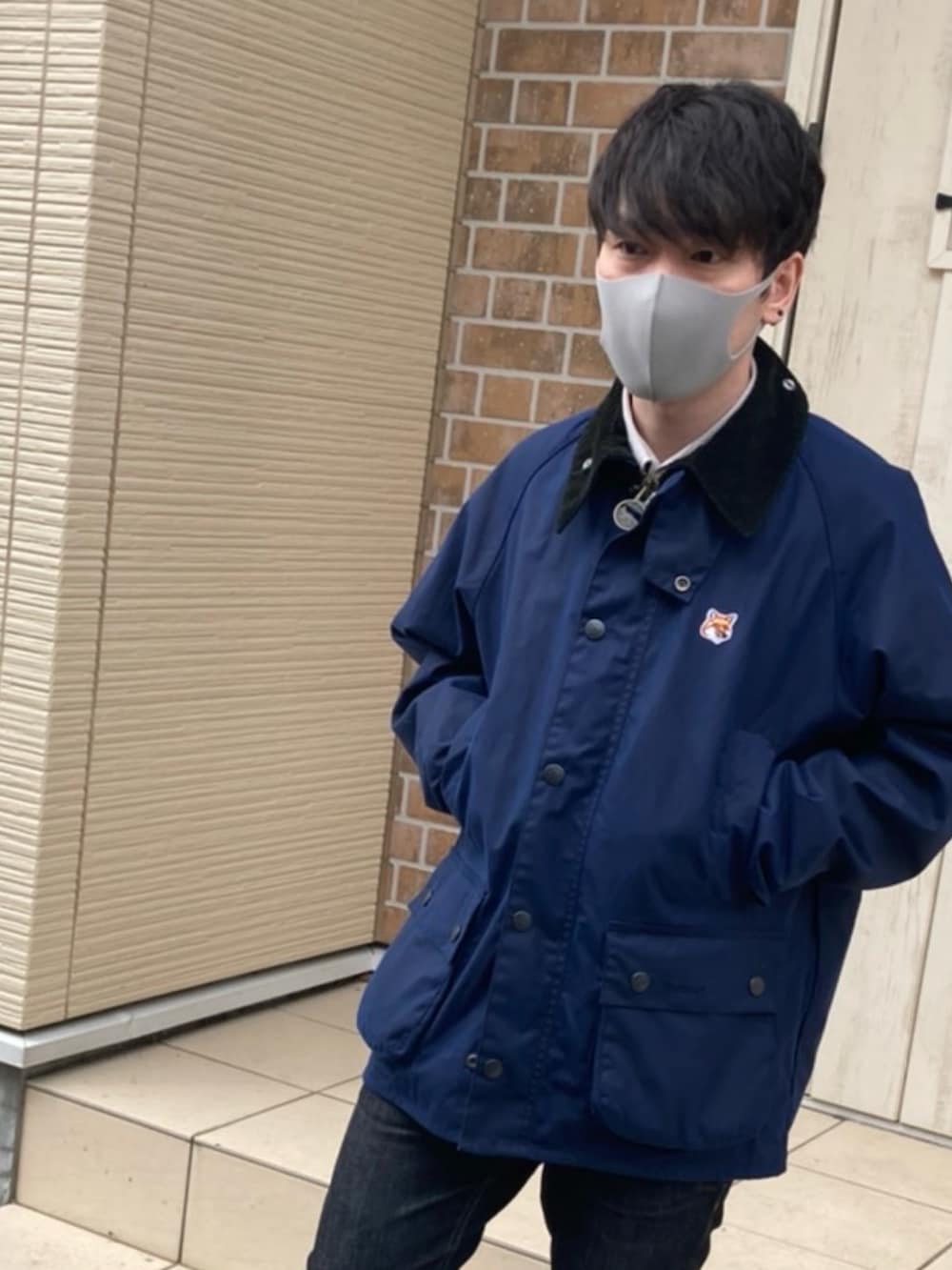 ブルー系のその他アウター、ブラック系のデニムパンツ、ブラック系のスニーカーを着用したメンズの春コーディネートの4枚目の写真