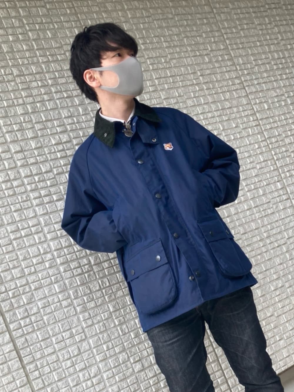 ブルー系のその他アウター、ブラック系のデニムパンツ、ブラック系のスニーカーを着用したメンズの春コーディネートの3枚目の写真