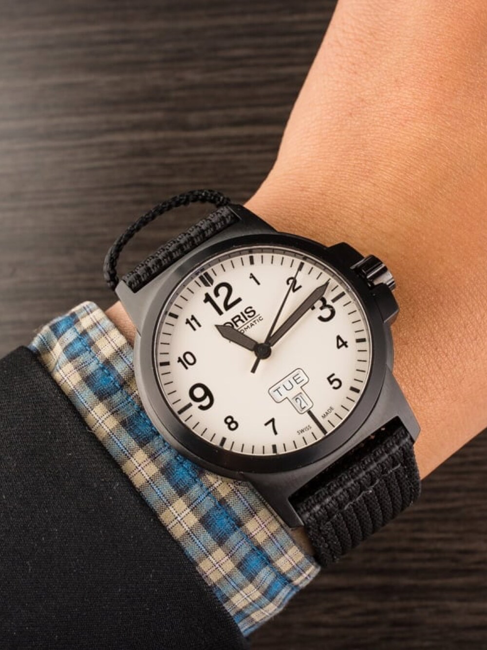 ホワイト系のシャツ/ブラウス、ブラック系のアナログ腕時計を着用したメンズの秋コーディネートの2枚目の写真