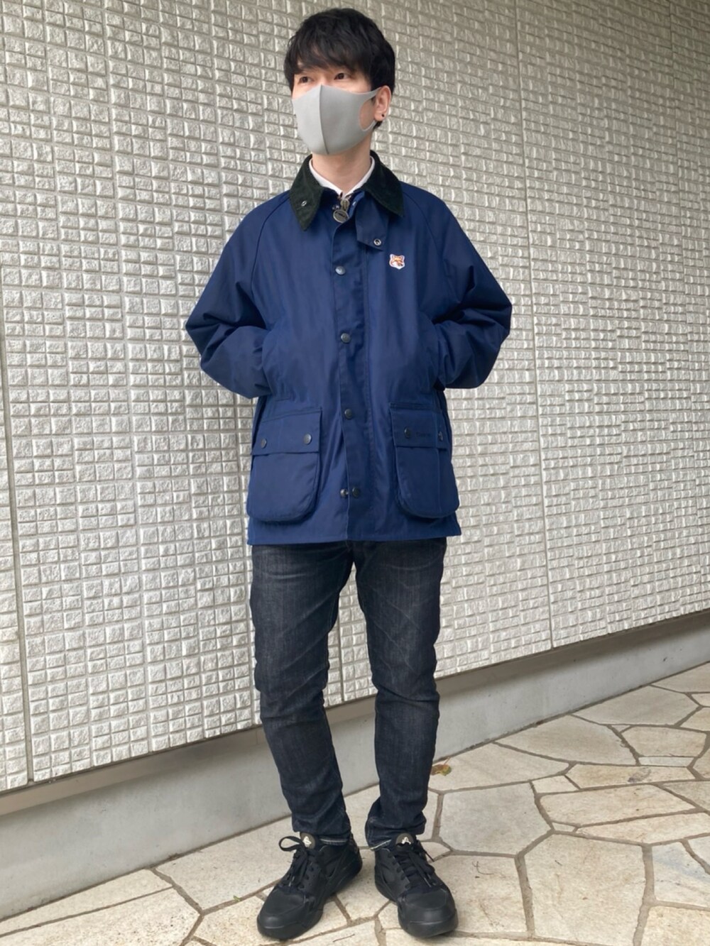 ブルー系のその他アウター、ブラック系のデニムパンツ、ブラック系のスニーカーを着用したメンズの春コーディネートの2枚目の写真