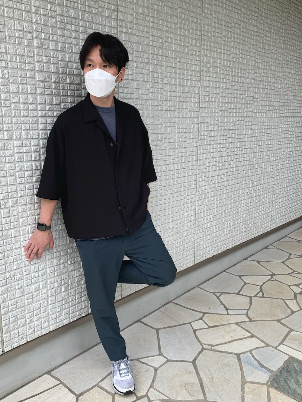 ホワイト系のスニーカー、グリーン系のスラックス、ブラック系のシャツ/ブラウスを着用したメンズの秋コーディネートの2枚目の写真