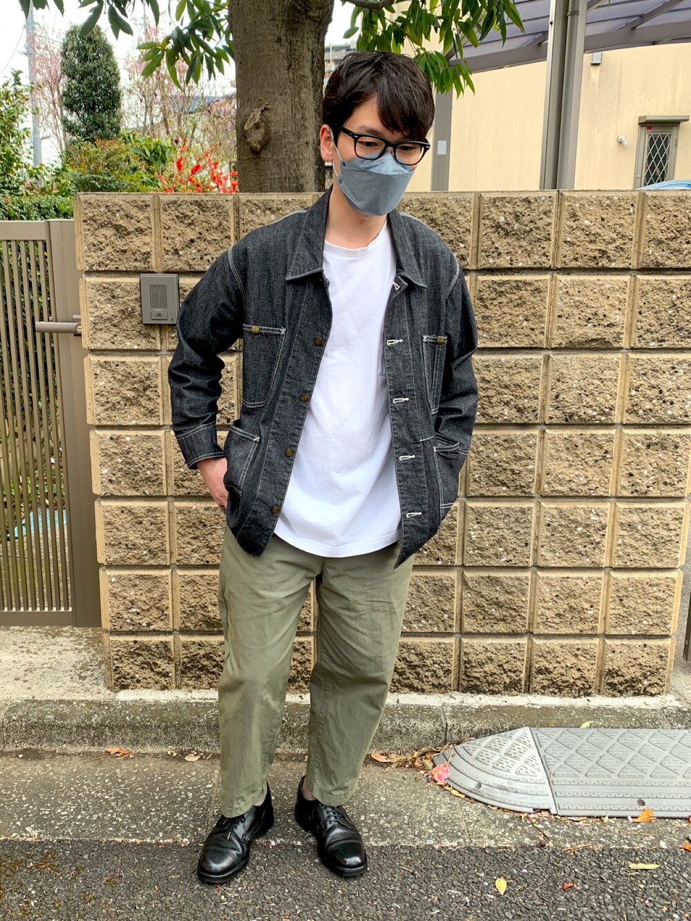 ブラック系のカバーオール、グリーン系のその他パンツ、ホワイト系のTシャツ/カットソーを着用したメンズの春コーディネートの2枚目の写真