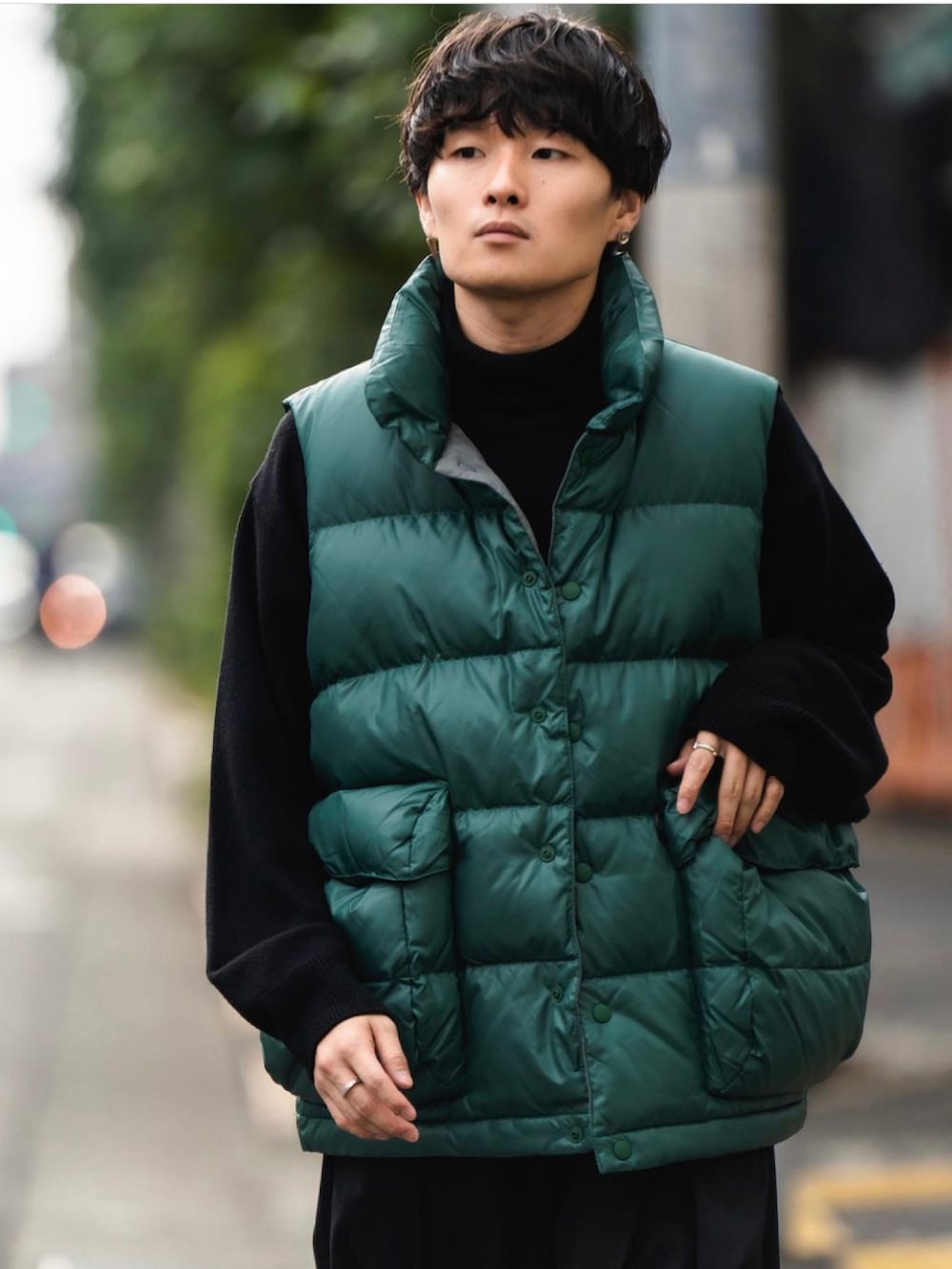 ブラック系のニット/セーター、ブラック系のパンツ、グリーン系のスニーカーを着用したメンズの秋コーディネートの2枚目の写真