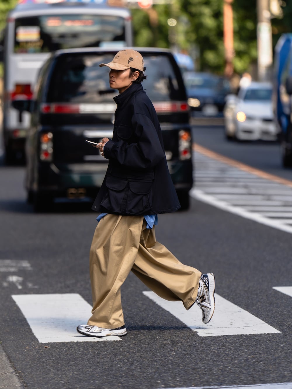 ブラック系のその他アウター、ベージュ系のシューズ、ブルー系のシャツ/ブラウスを着用したメンズの秋コーディネートの4枚目の写真