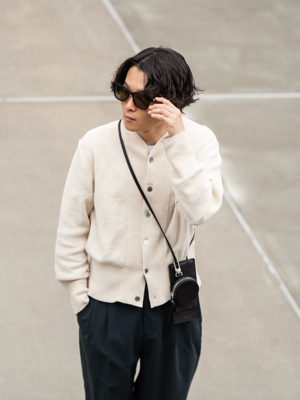 ブラック系のローファー、ホワイト系のTシャツ/カットソー、ホワイト系のソックス/靴下を着用したメンズの夏コーディネートの2枚目の写真