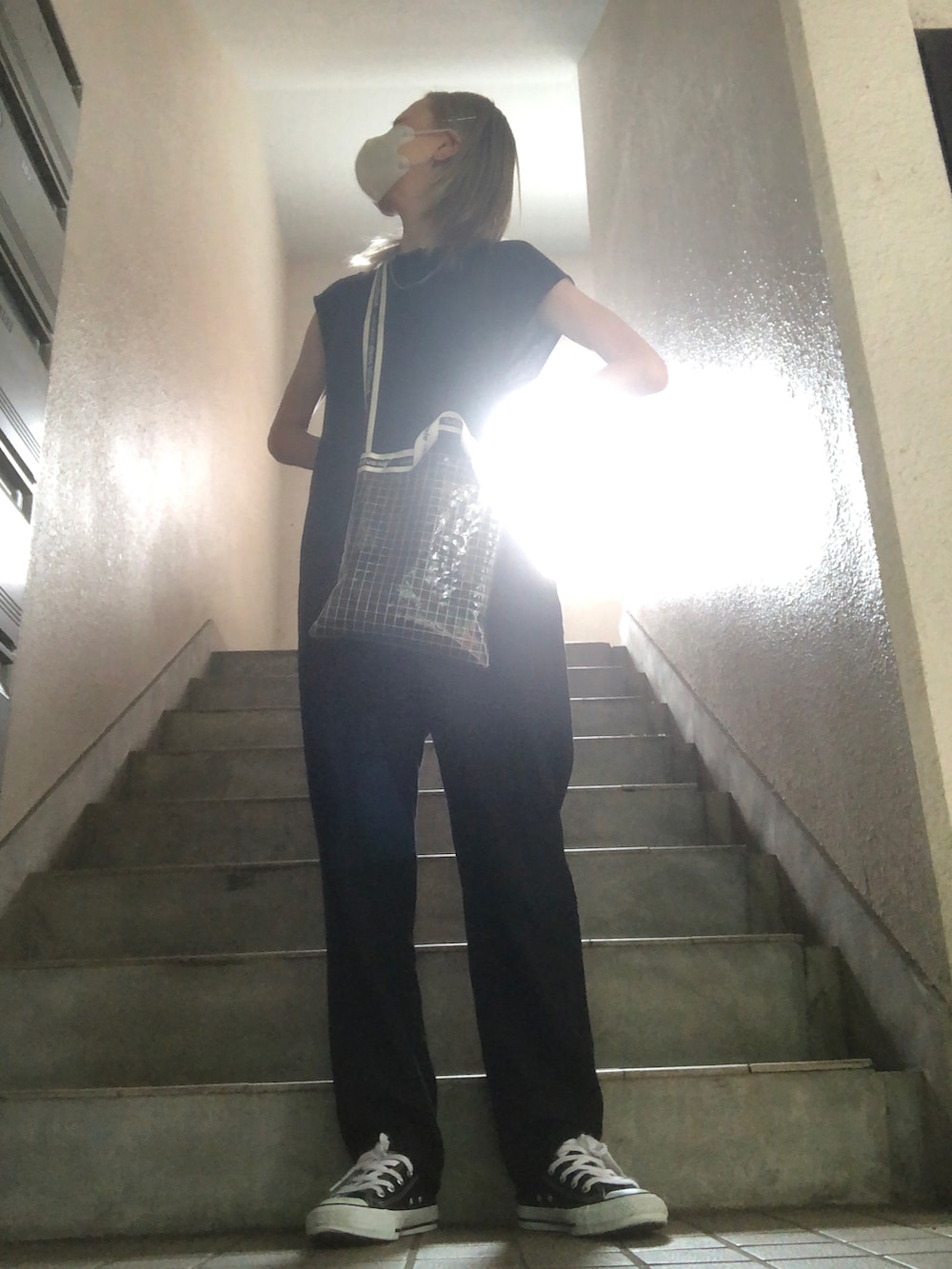 ブラック系のつなぎ/オールインワン、ブラック系のスニーカー、ブラック系のショルダーバッグを着用したレディースの夏コーディネートの3枚目の写真