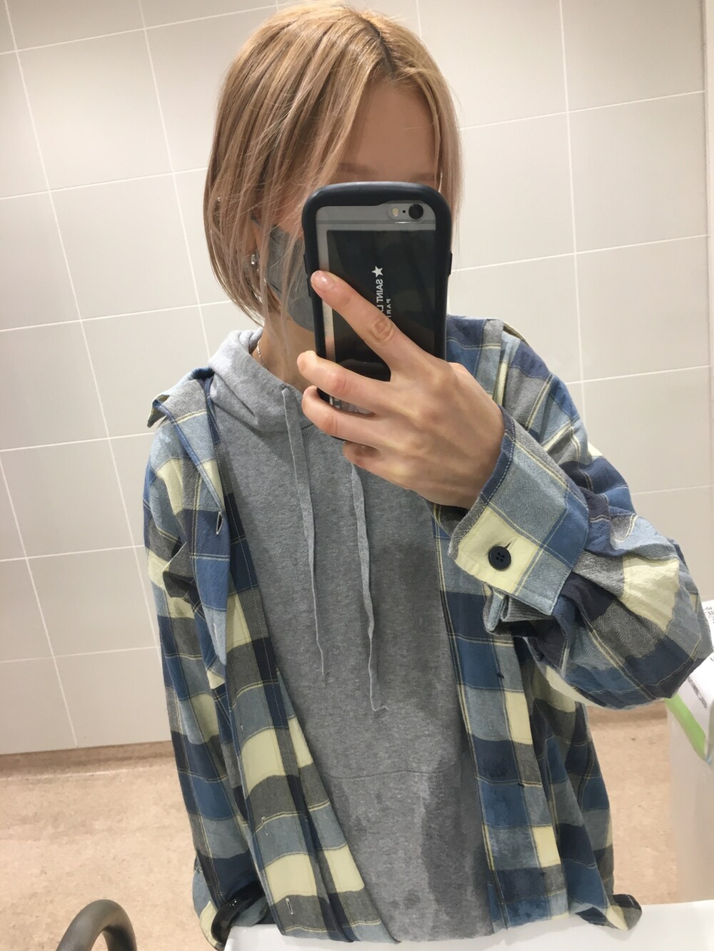 ブラック系のバックパック/リュック、グレー系のスニーカー、グレー系のパーカーを着用したレディースの秋コーディネートの4枚目の写真