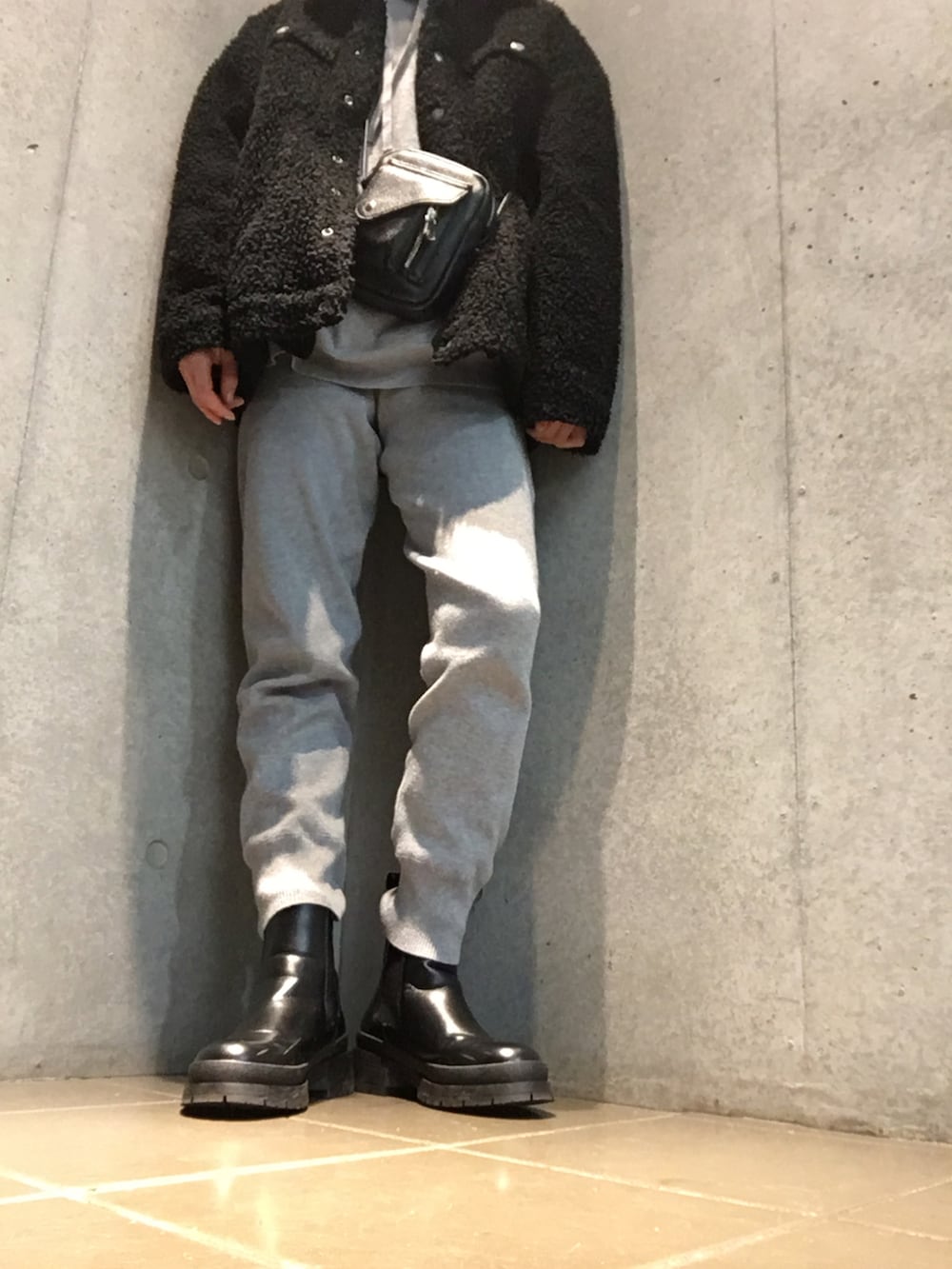 グレー系のその他パンツ、グレー系のパーカー、ブラック系のブルゾンを着用したレディースの冬コーディネートの3枚目の写真