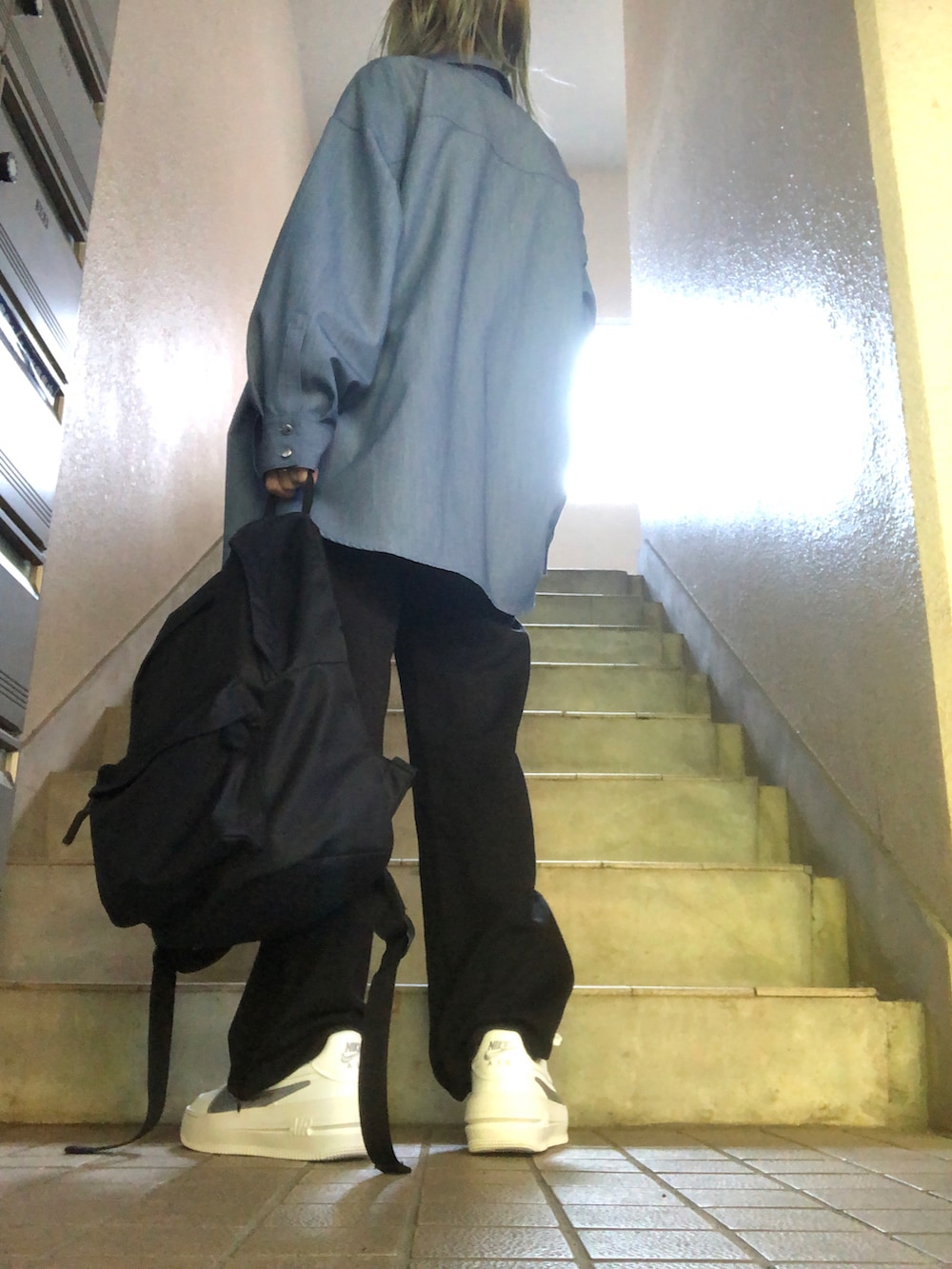 ブルー系のシャツ/ブラウス、ブラック系のその他パンツ、ホワイト系のスニーカーを着用したレディースの秋コーディネートの2枚目の写真