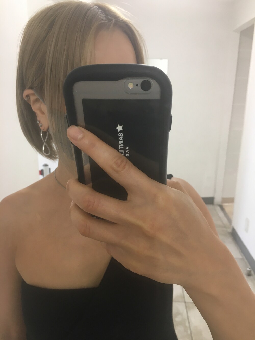 ブラック系のつなぎ/オールインワン、ブラック系のチューブトップ、ゴールド系のサンダルを着用したレディースの秋コーディネートの5枚目の写真