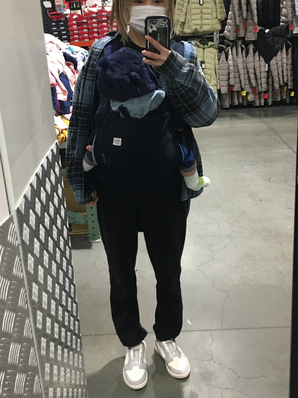 グレー系のスニーカー、ブラック系のスウェットを着用したレディースの冬コーディネートの2枚目の写真