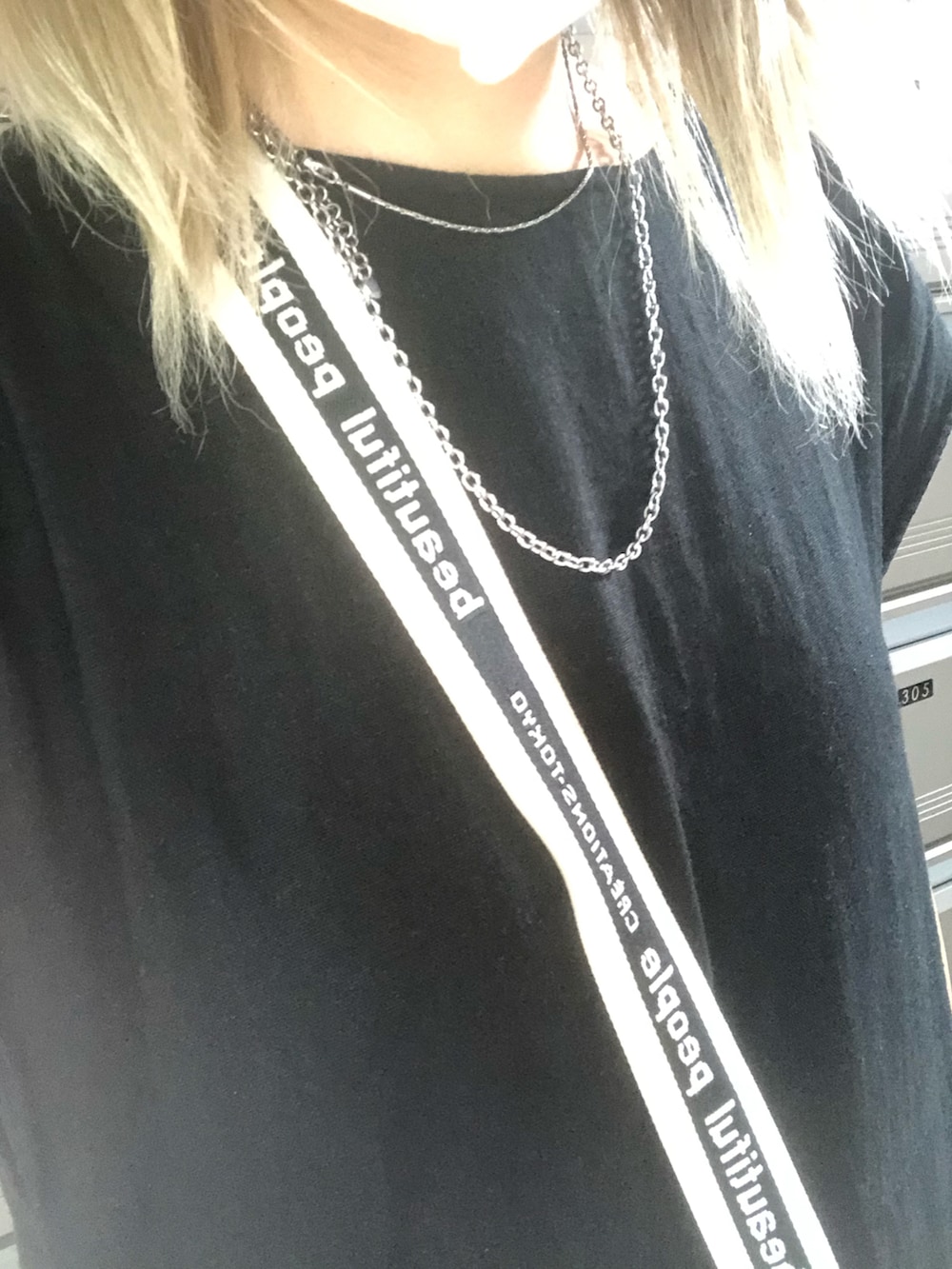 ブラック系のつなぎ/オールインワン、ブラック系のスニーカー、ブラック系のショルダーバッグを着用したレディースの夏コーディネートの5枚目の写真