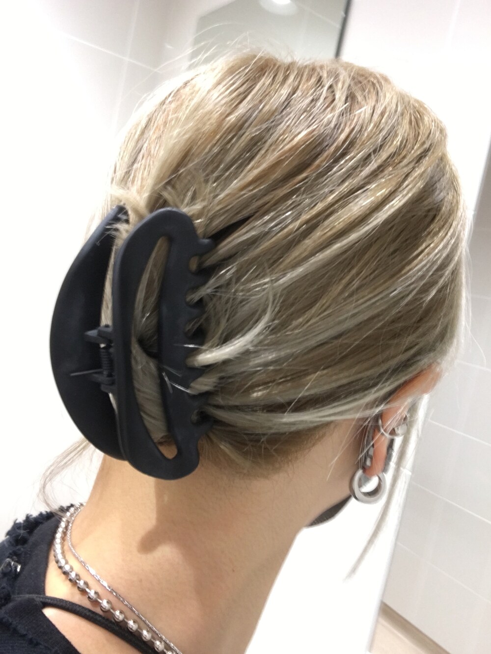 グレー系のスニーカー、ブラック系のスウェット、ブラック系のショルダーバッグを着用したレディースの秋コーディネートの4枚目の写真