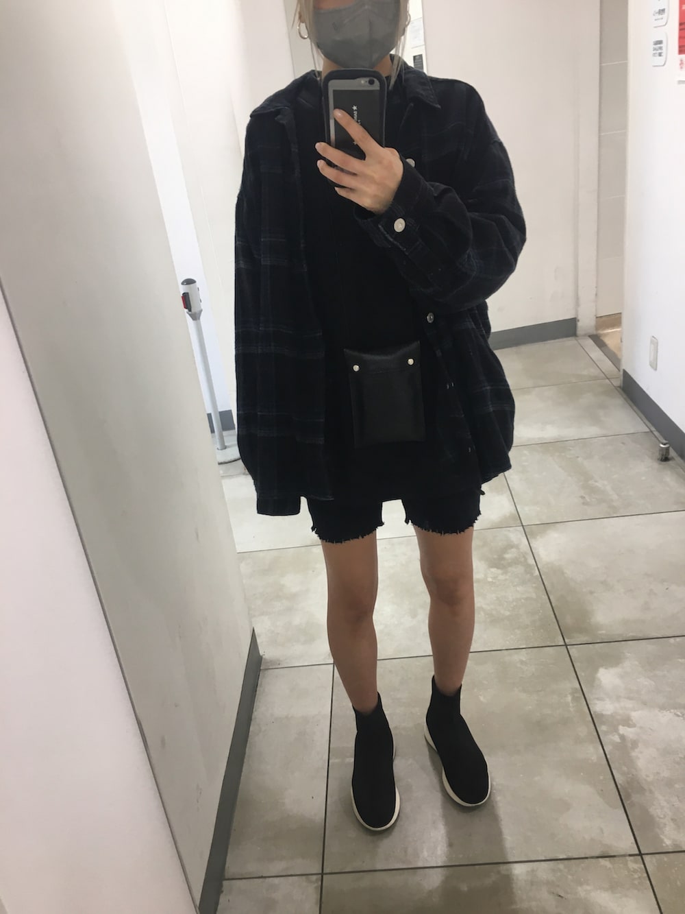 ブラック系のシャツ/ブラウス、ブラック系のワンピース、ブラック系のその他パンツを着用したレディースの秋コーディネートの3枚目の写真