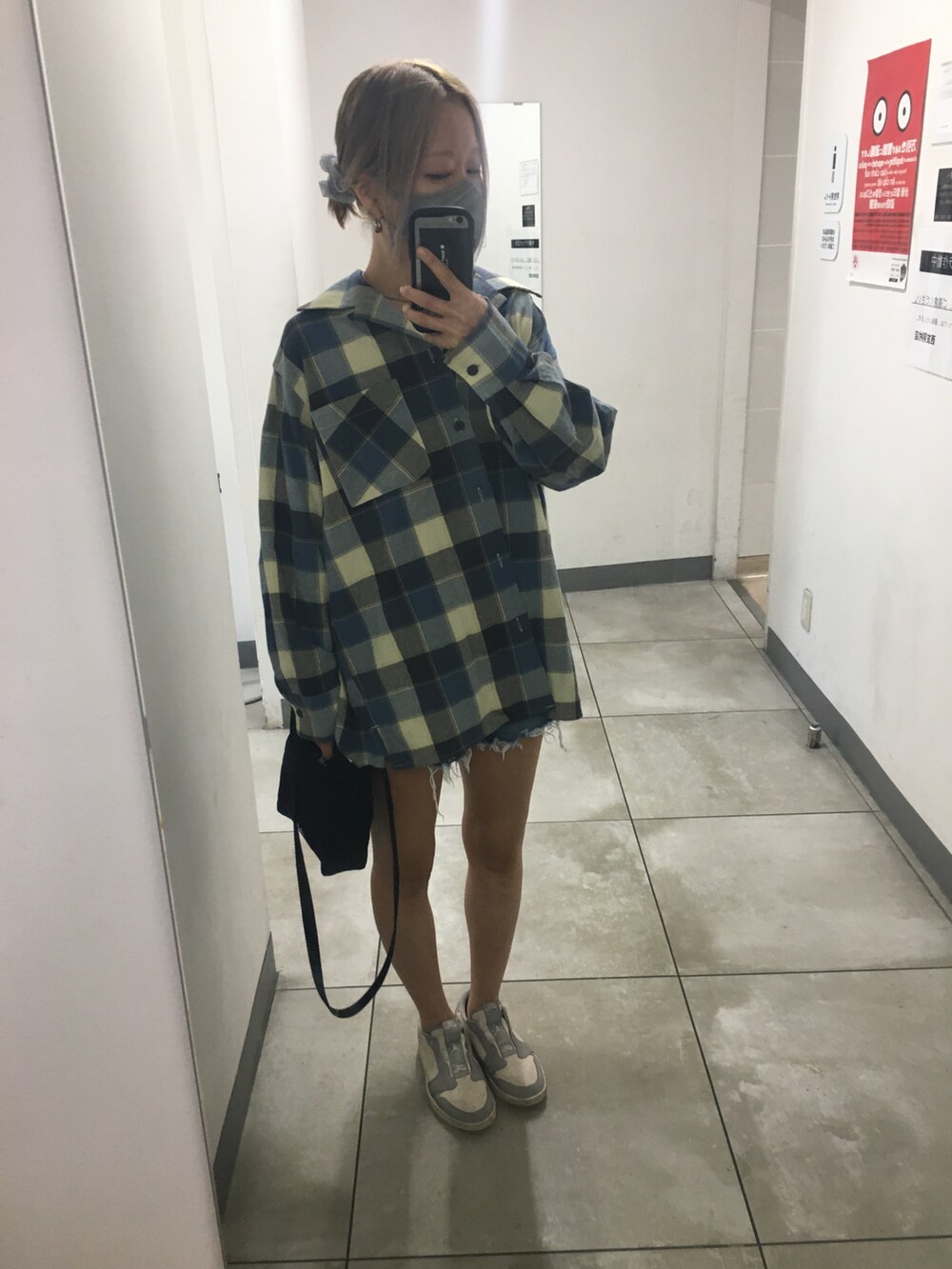 グレー系のスニーカー、ブラック系のショルダーバッグ、ブルー系のシャツ/ブラウスを着用したレディースの秋コーディネートの2枚目の写真