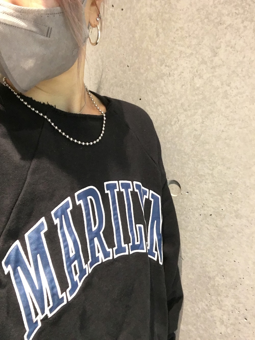 ブラック系のスウェット、ブラック系のその他パンツ、シルバー系のスニーカーを着用したレディースの秋コーディネートの4枚目の写真