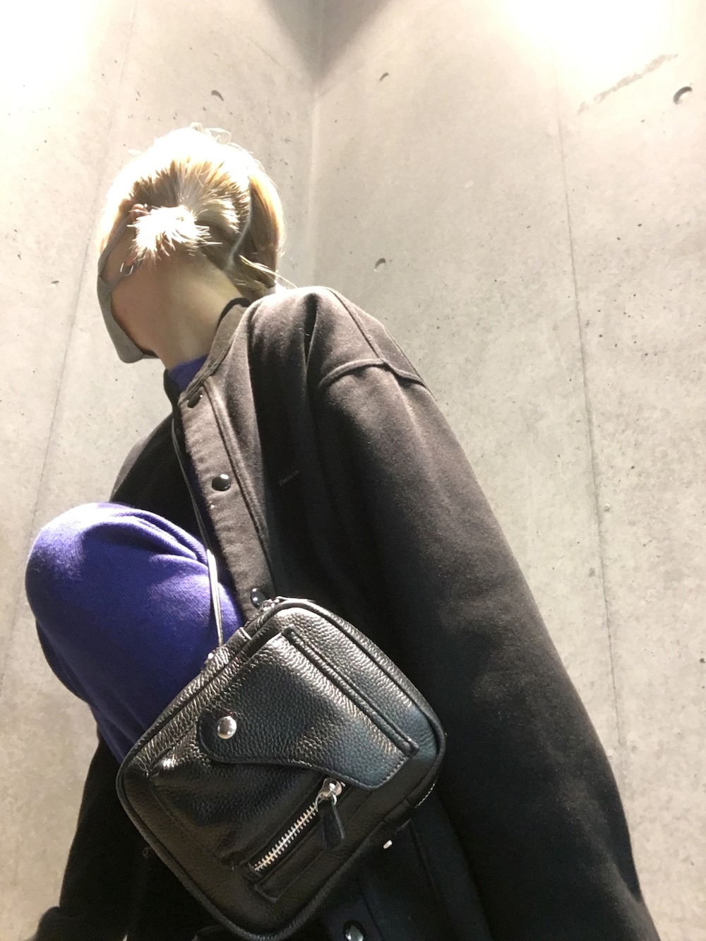 ブルー系のその他パンツ、ブルー系のニット/セーター、ホワイト系のブーツを着用したレディースの冬コーディネートの4枚目の写真