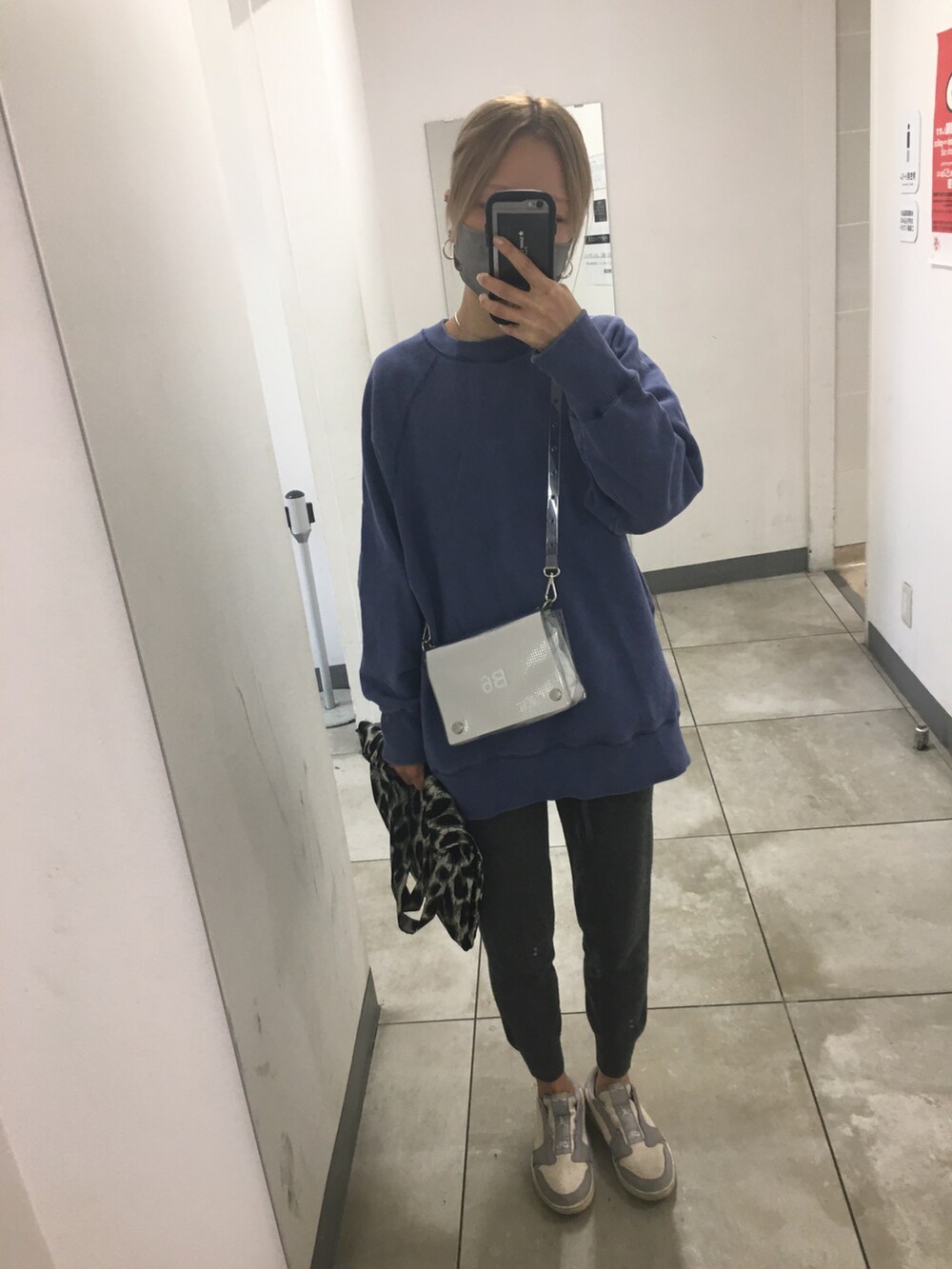 グレー系のその他パンツ、グレー系のスニーカー、シルバー系のバッグを着用したレディースの秋コーディネートの3枚目の写真