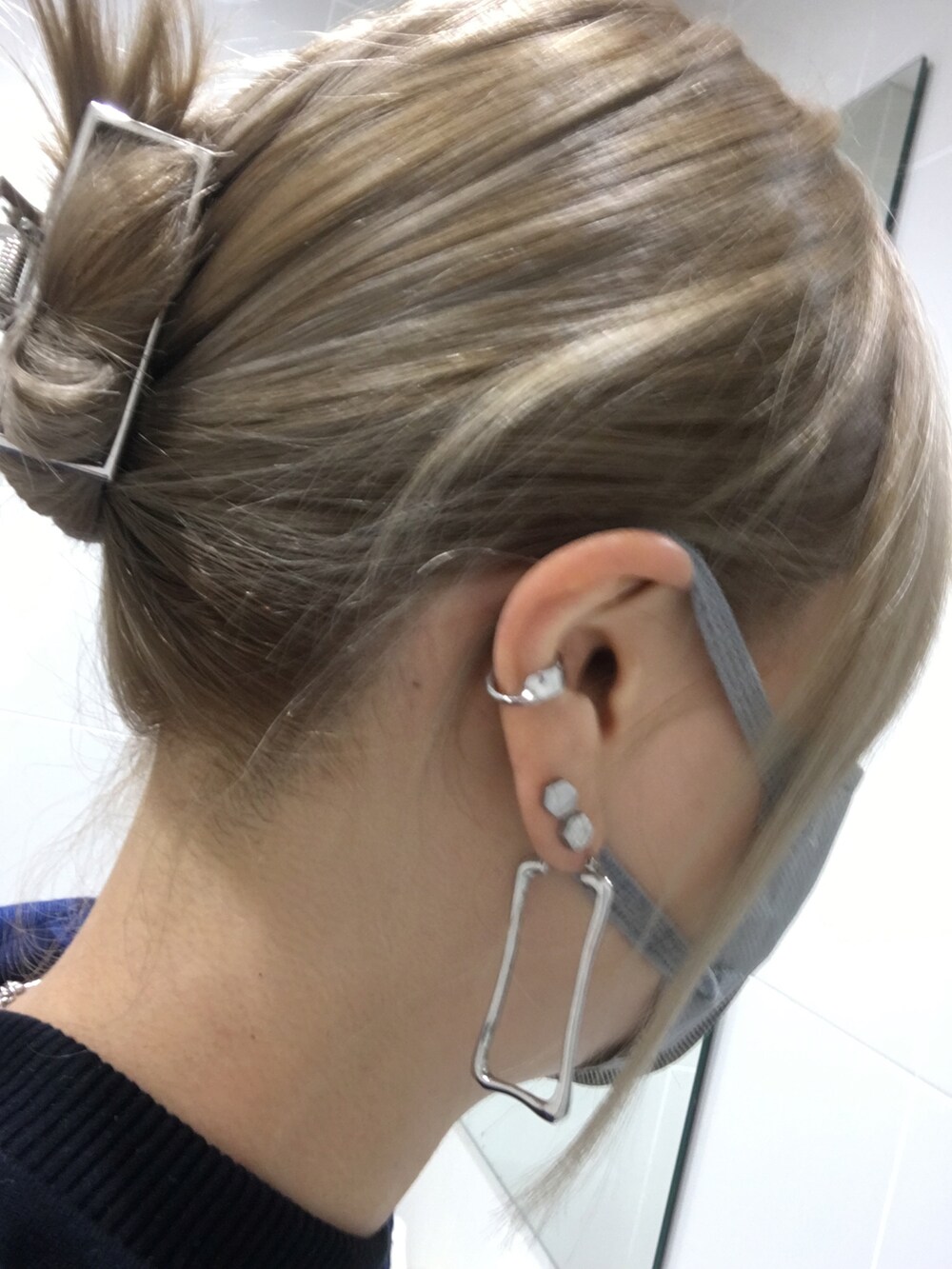 ブラック系のスニーカー、ブルー系のその他アウター、ブラック系のショルダーバッグを着用したレディースの秋コーディネートの5枚目の写真