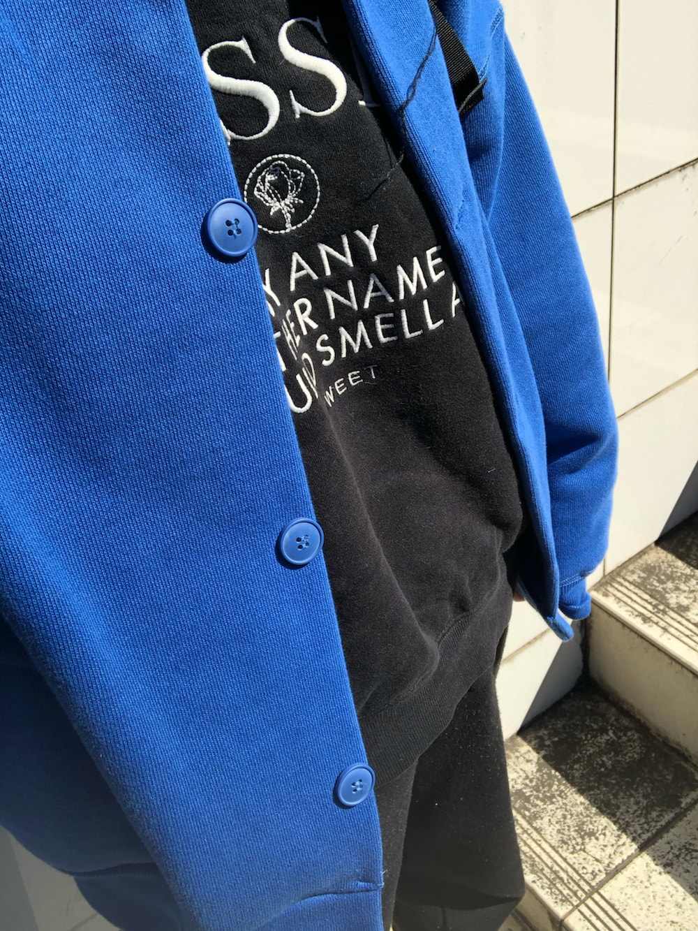 ブラック系のその他パンツ、ブルー系のカーディガン/ボレロ、ブラック系のスウェットを着用したレディースの冬コーディネートの3枚目の写真