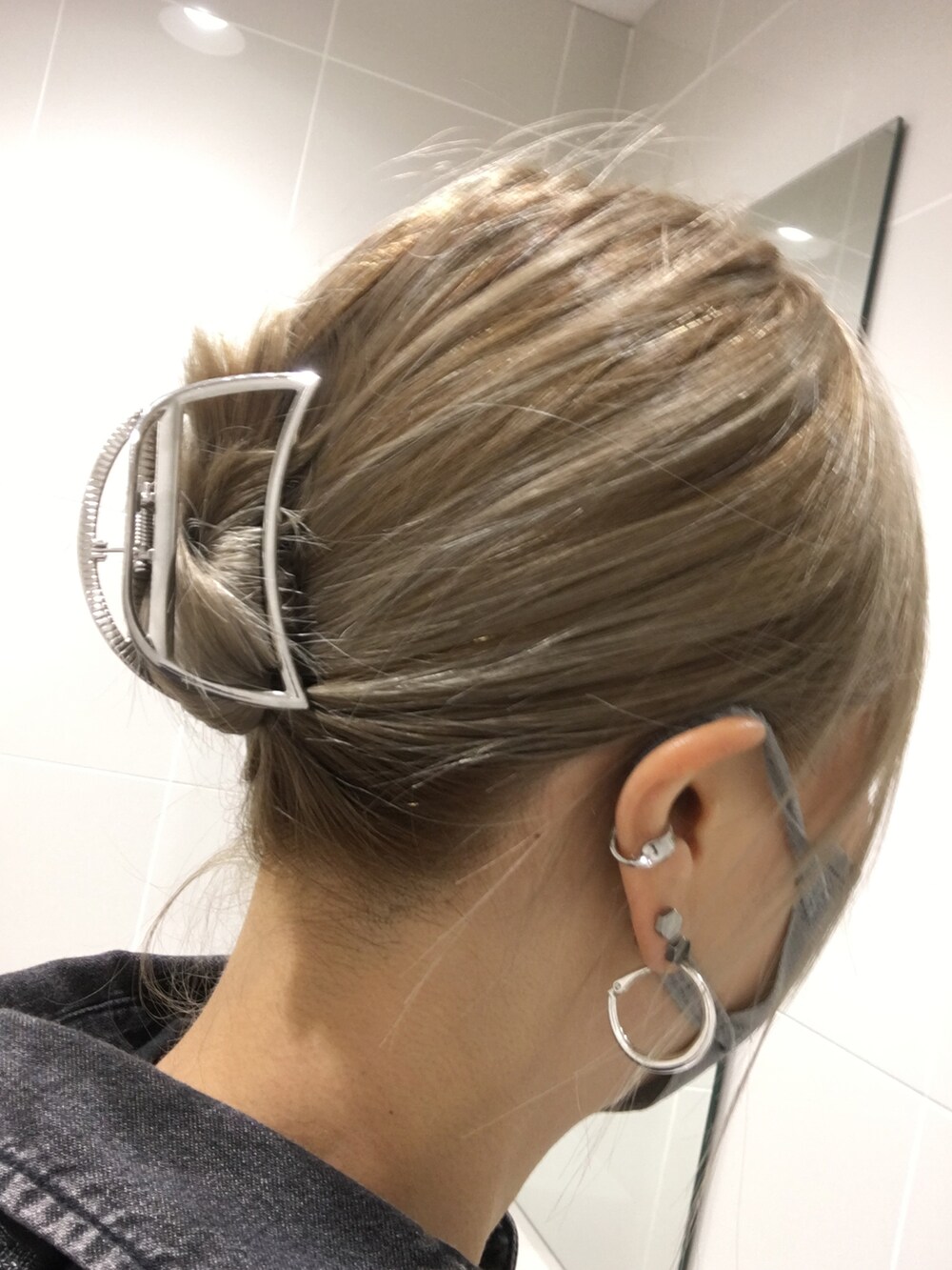 ブラック系のシャツ/ブラウス、ブラック系のTシャツ/カットソー、ブラック系のショルダーバッグを着用したレディースの秋コーディネートの5枚目の写真